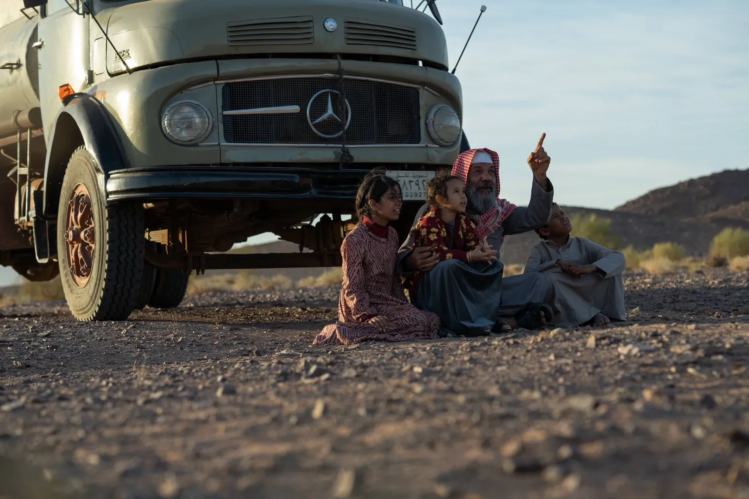 إبراهيم الحساوي يجسد دور الجد في لقطة من فيلم «هوبال» (الشركة المنتجة)