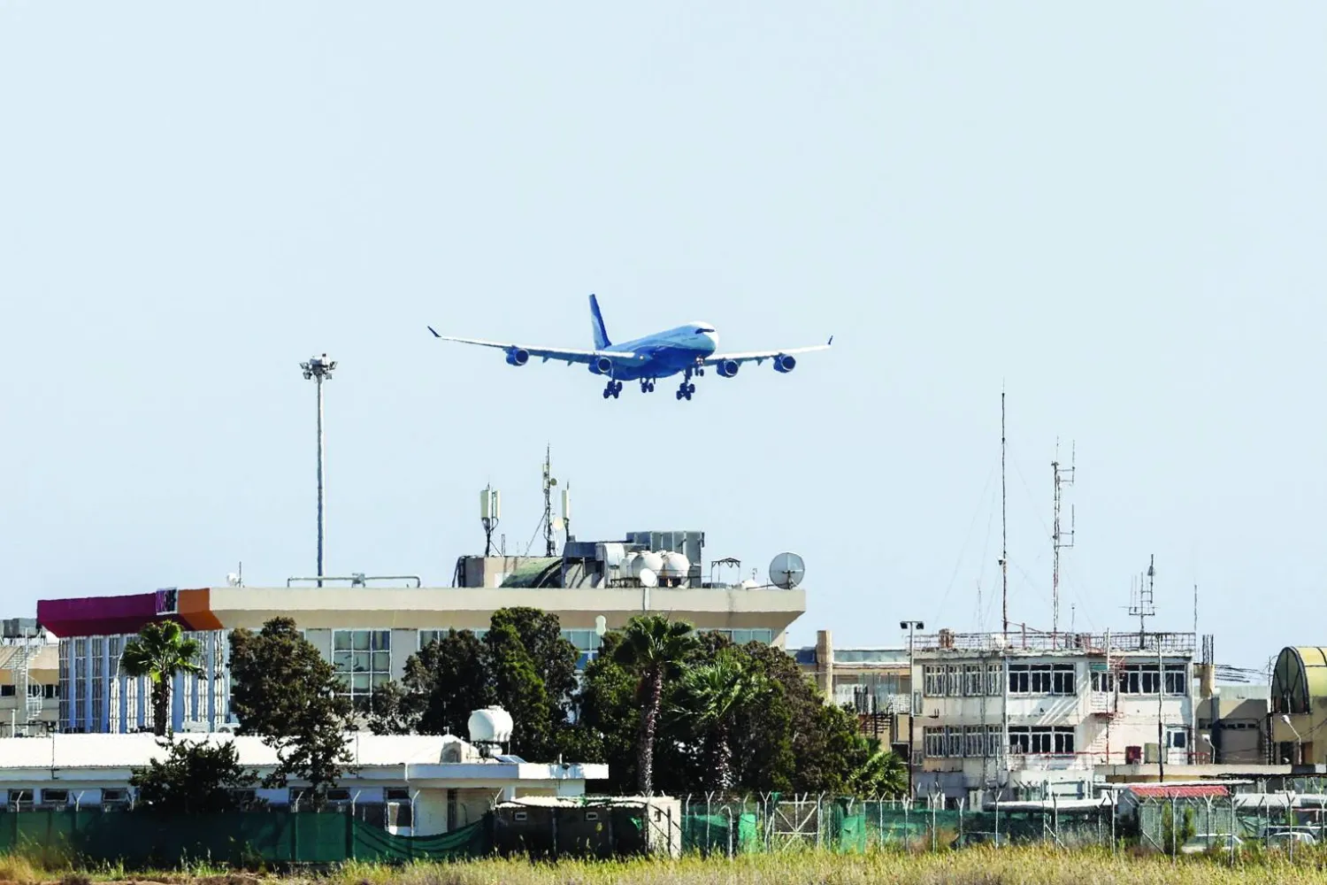 طائرة تقلع من مطار رفيق الحريري الدولي في بيروت (أرشيفية - رويترز)