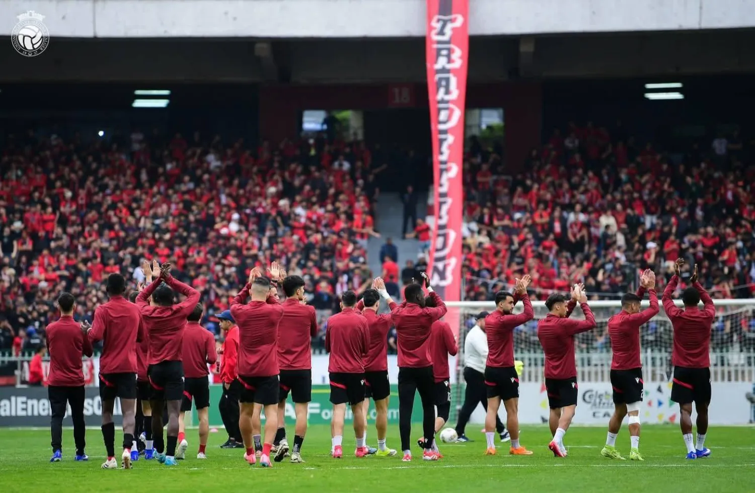 لاعبو اتحاد العاصمة الجزائري يحيون جماهيرهم (نادي اتحاد العاصمة)