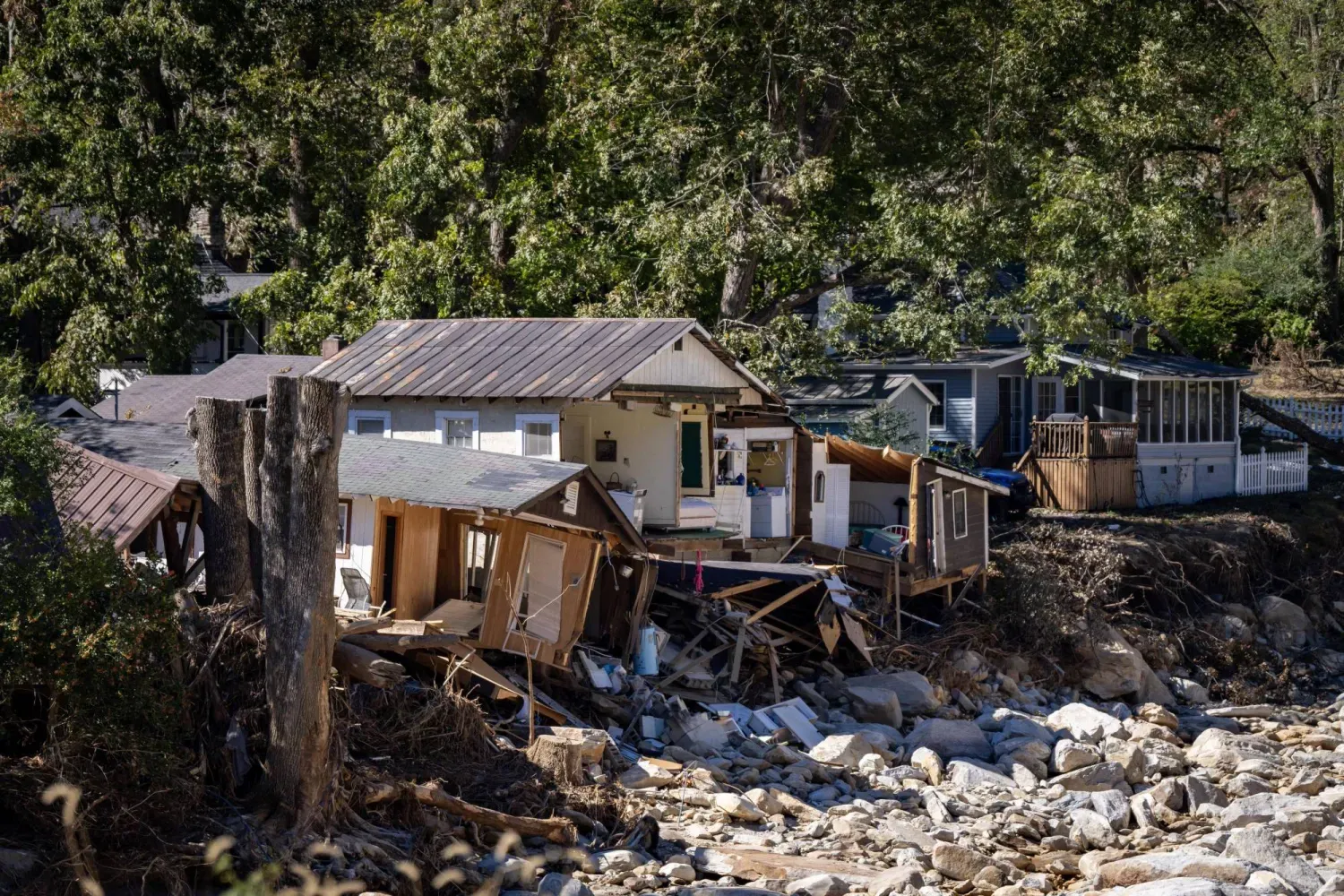 Kuzey Karolina'da şiddetli hava koşulları nedeniyle hasar gören evler (Federal Acil Durum Yönetim Ajansı)