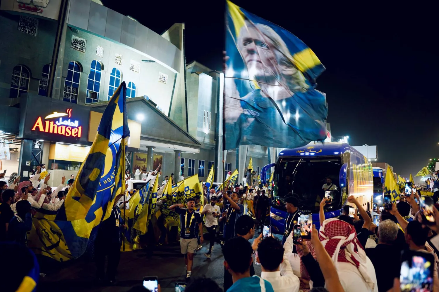 جماهير نصراوية تساند فريقها لدى وصوله إلى نجران قبل ملاقاة الأخدود في الدوري السعودي (موقع النادي)