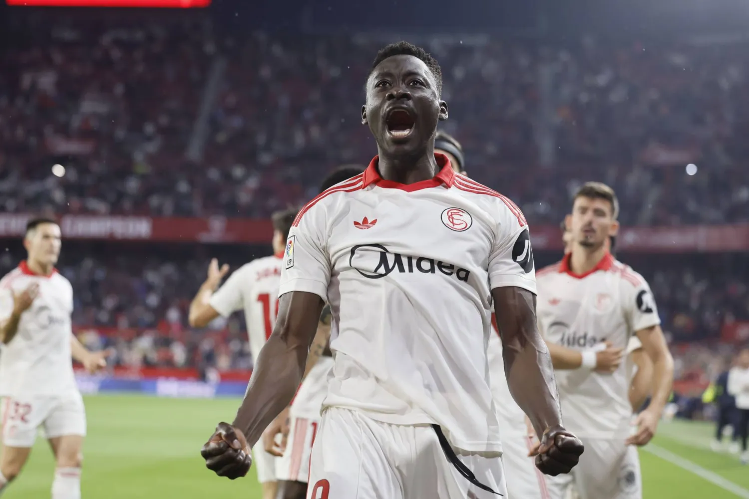 آكور أدامز لاعب إشبيلية محتفلاً بهدفه في أتلتيكو مدريد (إ.ب.أ)