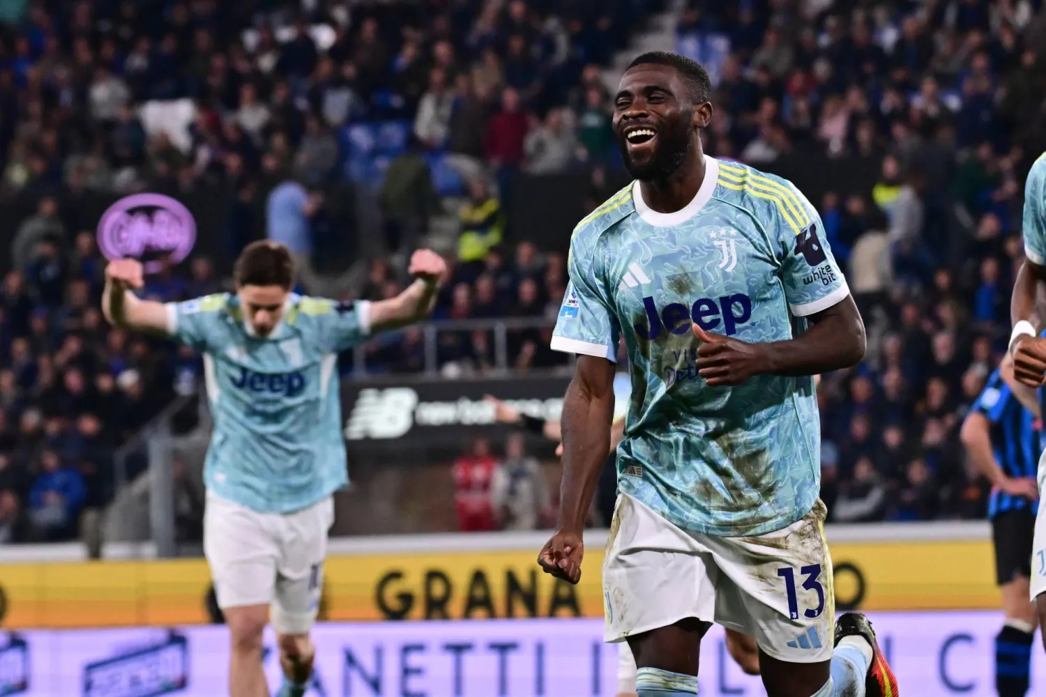 بوغا لاعب اليوفي محتفلا بالهدف (إ.ب.أ)