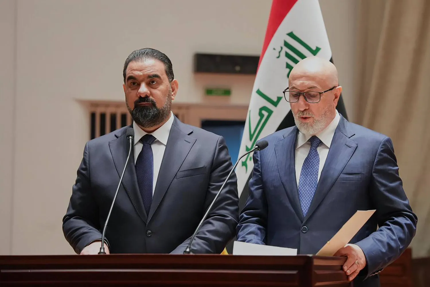  الرئيس الجديد نزار آميدي مع رئيس البرلمان هيبة الحلبوسي (أ.ب) 