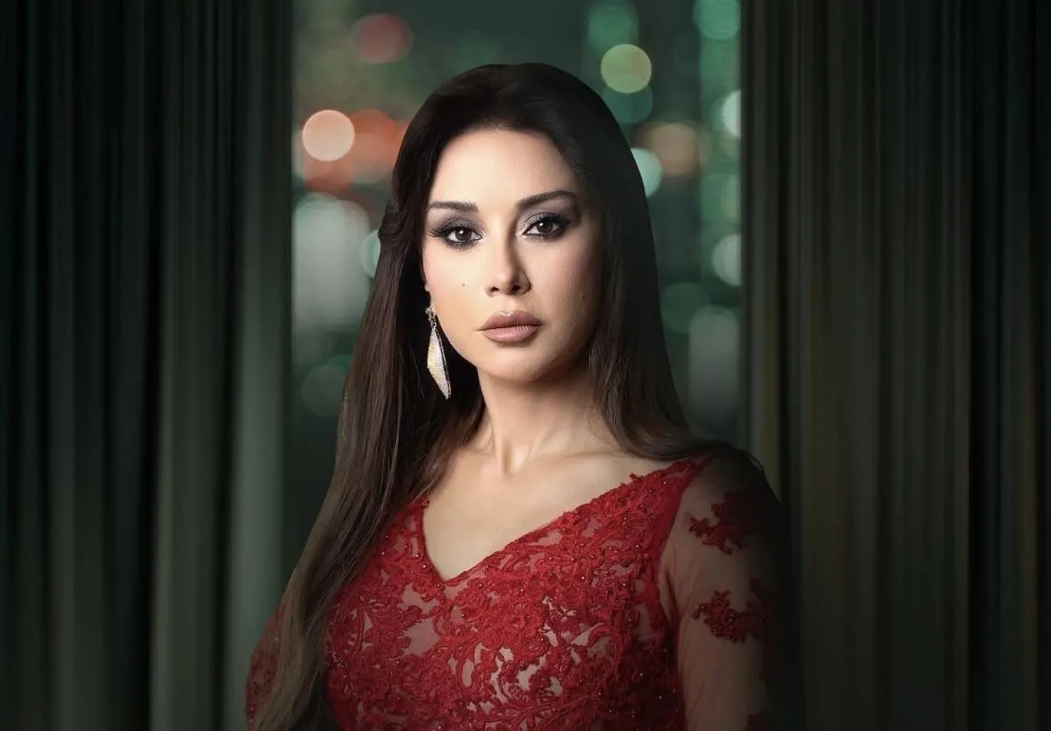 الممثلة السورية كاريس بشَّار بشخصية «سماهر» في مسلسل «بخمس أرواح» (شركة الصبّاح للإنتاج)