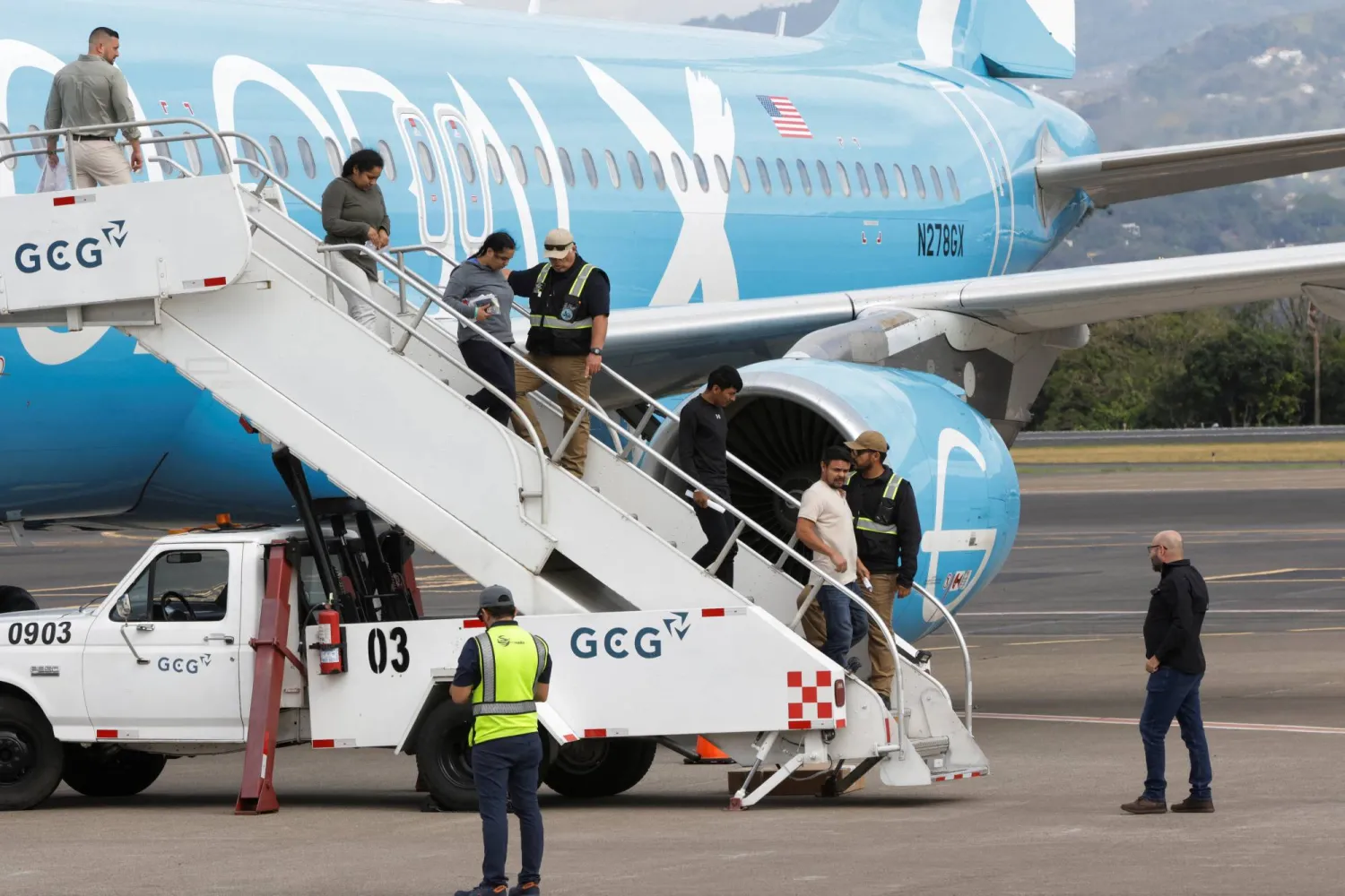 مهاجرون جميعهم من رعايا دول ثالثة تم ترحيلهم من الولايات المتحدة بموجب اتفاقية لاستقبال هؤلاء المرحّلين لدي وصولهم إلى مطار خوان سانتاماريا الدولي بالقرب من ألاخويلا كوستاريكا (رويترز)