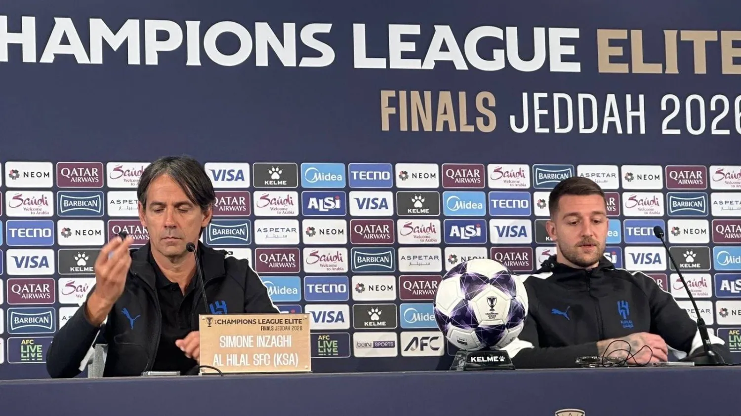 سيموني إنزاغي وسافيتش خلال المؤتمر الصحافي (الشرق الأوسط)