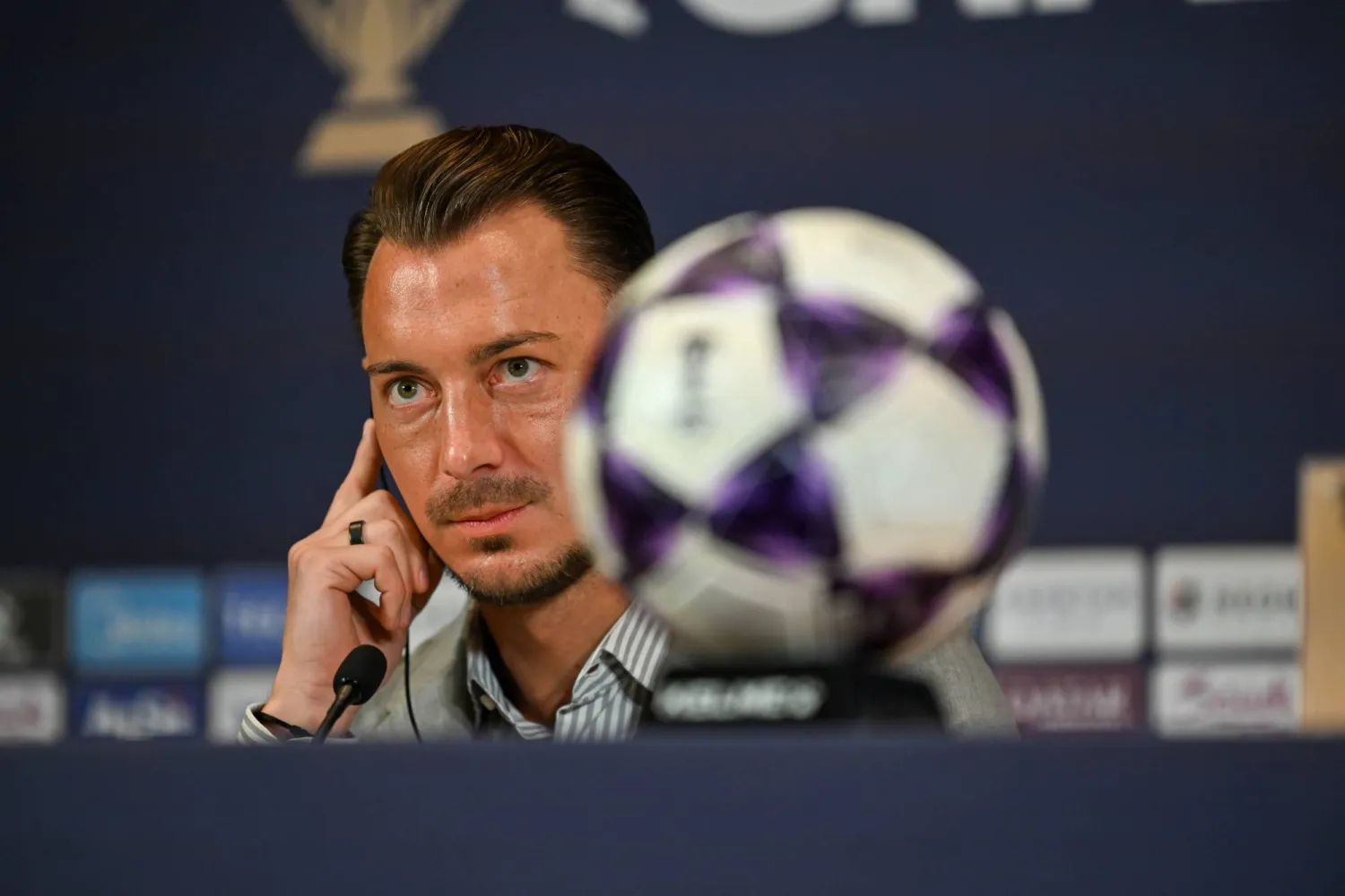 الألماني ماتياس يايسله مدرب فريق الأهلي (تصوير: علي خمج)