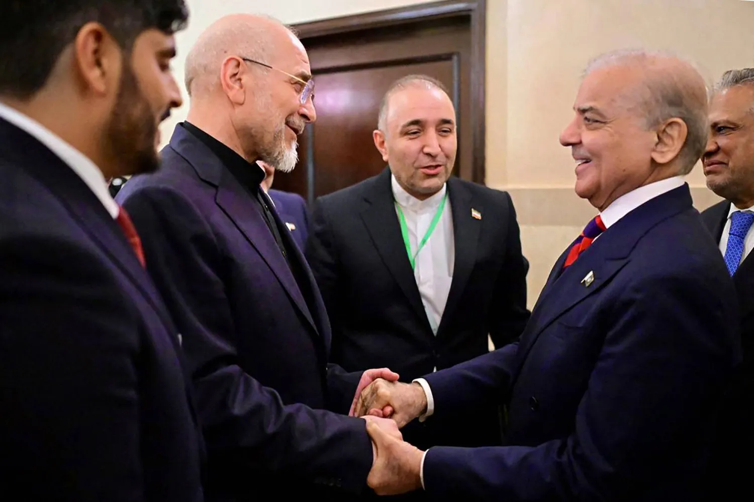 رئيس الوزراء الباكستاني محمد شهباز شريف يستقبل رئيس البرلمان الإيراني محمد باقر قاليباف قبيل المحادثات مع الولايات المتحدة أمس (أ.ف.ب)