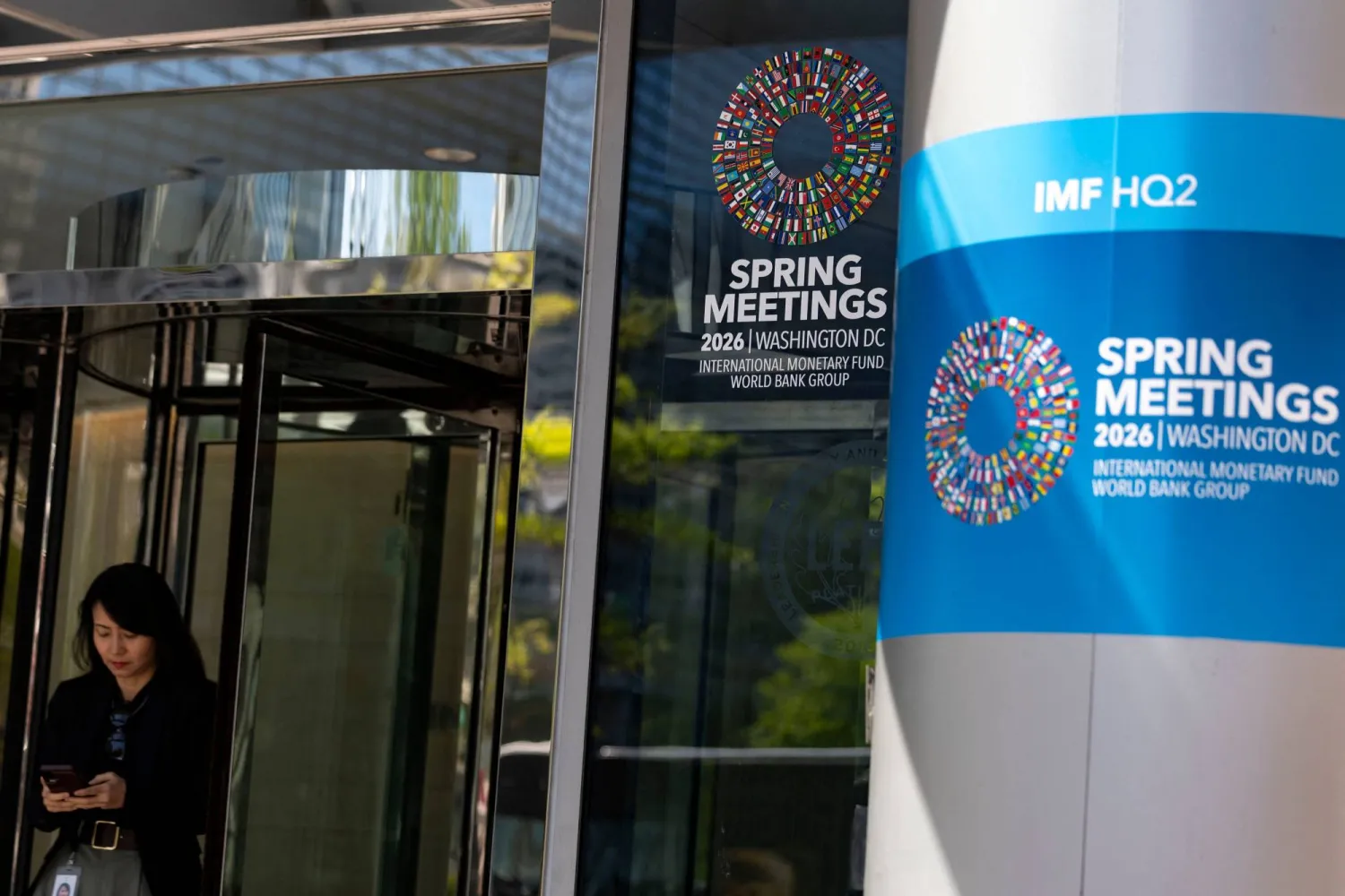 تظهر لافتات اجتماعات الربيع لصندوق النقد الدولي لعام 2026 خارج مقر الصندوق في واشنطن (أ.ف.ب)