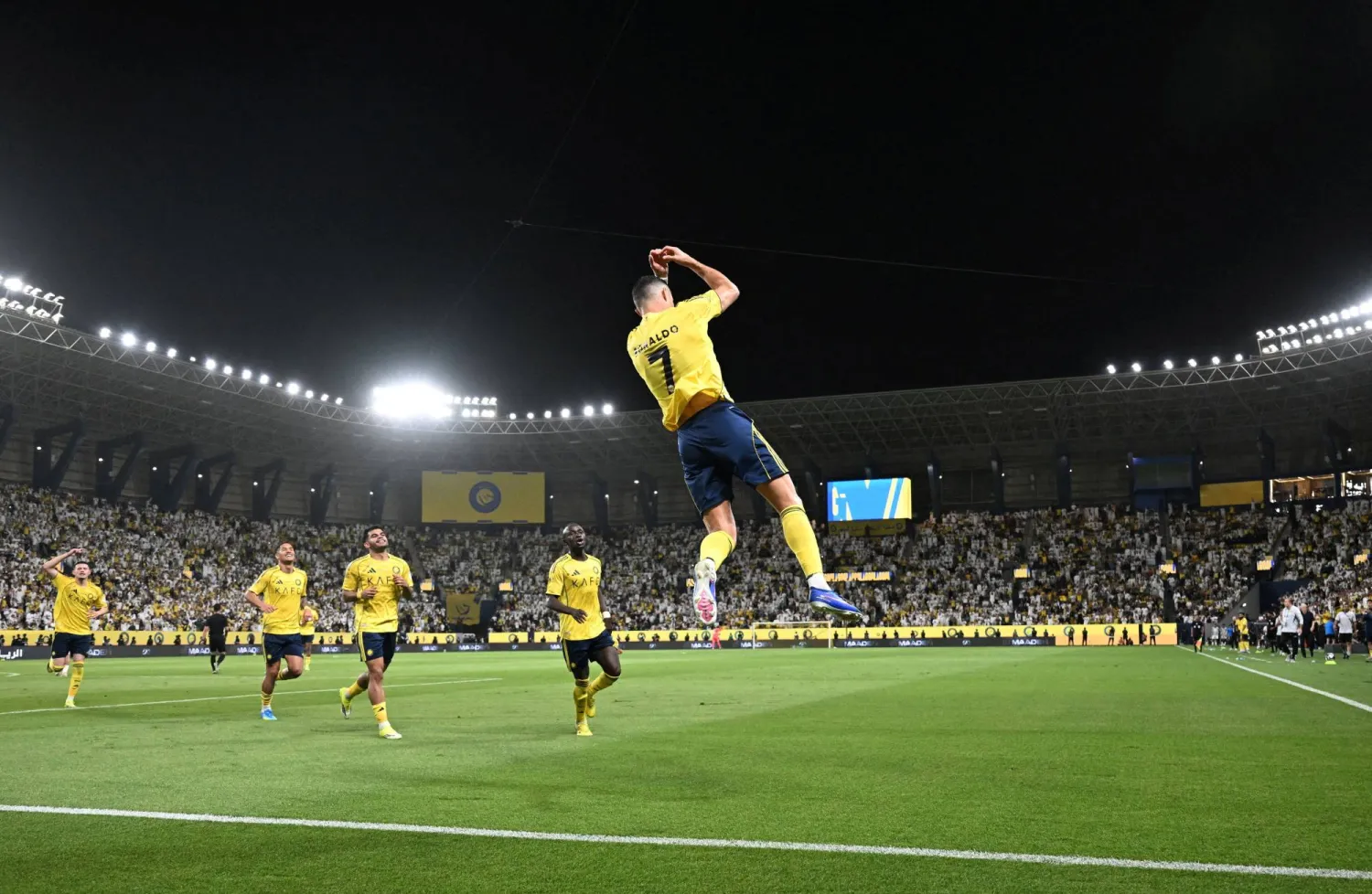 انتصارات رونالدو قادت النصر لسلسلة تاريخية لكن الوصول للهلال بحاجة إلى مزيد من الفوز (رويترز)