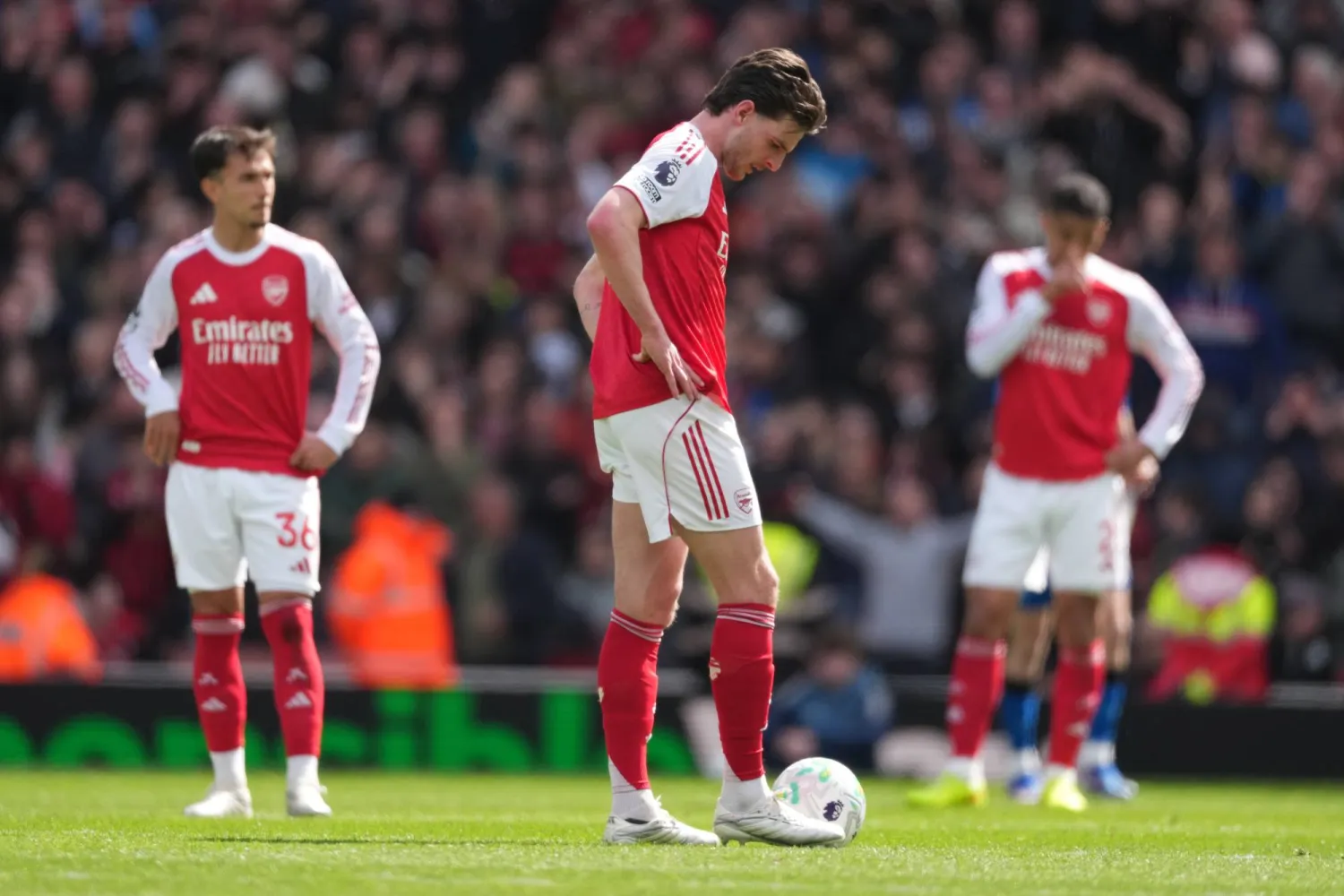 سباق الدوري الإنجليزي يشتعل مجدداً بعد سقوط آرسنال (أ.ب)