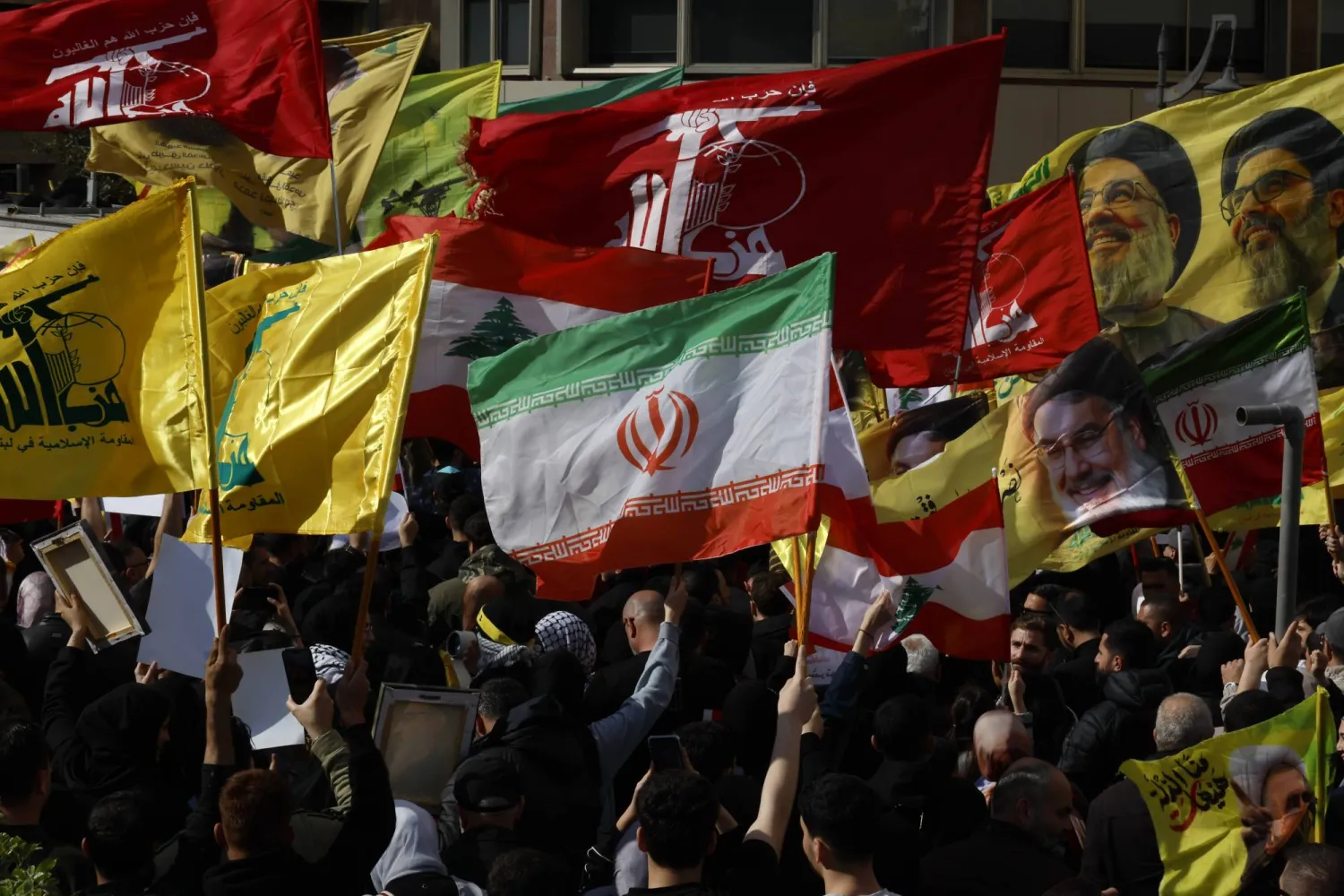 مناصرون لـ«حزب الله» يرفعون أعلام إيران والحزب في تحرك احتجاجي رفضاً للتفاوض المباشر مع إسرائيل (إ.ب.أ)