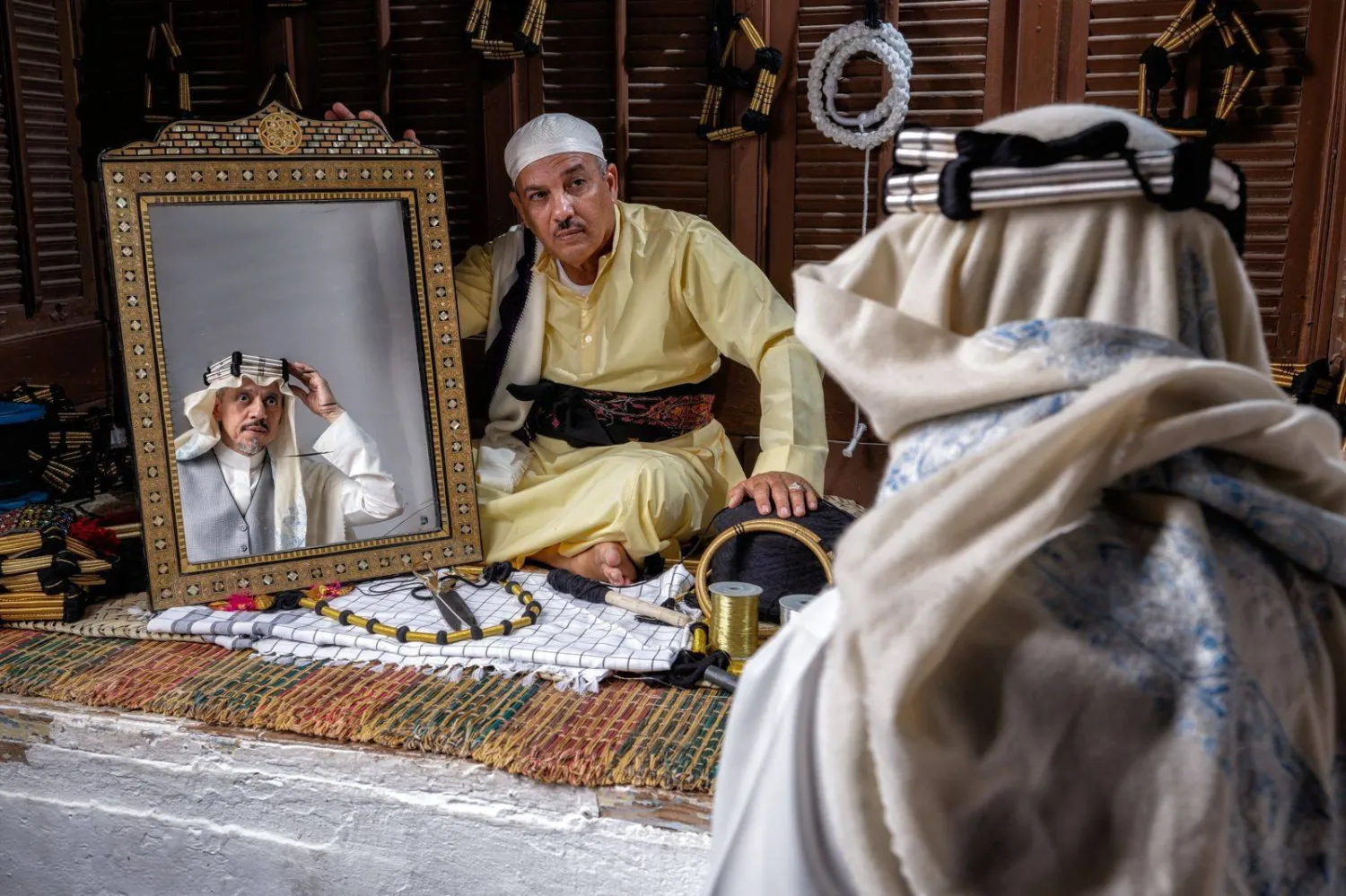 صورة تظهر العقال المقصب المنسوج يدوياً بخيوط الذهب أو الفضة كرمز أصيل من التراث السعودي (إنستغرام)