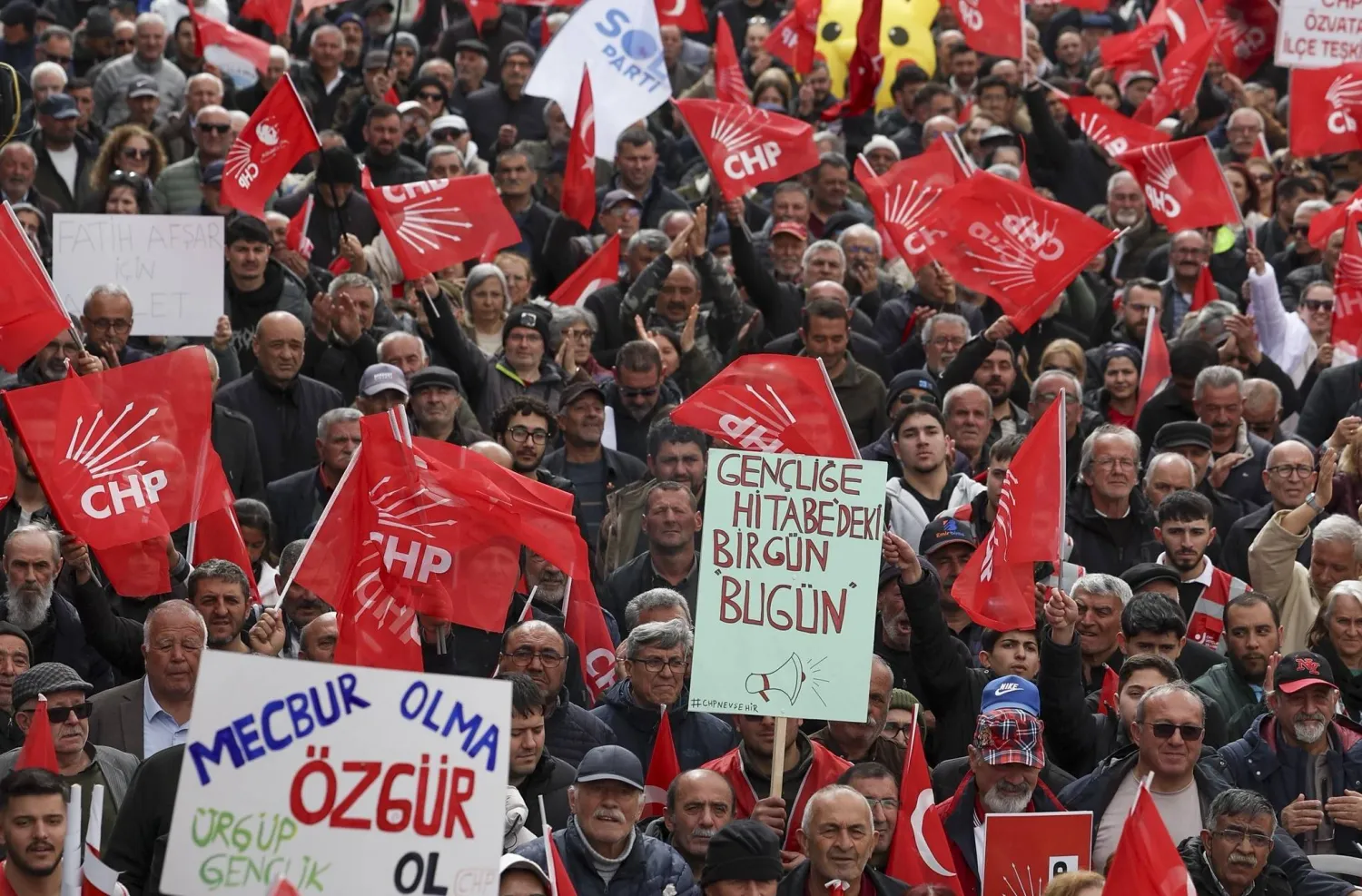 تجمع لأنصار المعارضة التركية في نيفشهير (وسط) السبت للمطالبة بتنظيم انتخابات مبكرة (حساب حزب الشعب الجمهوري في «إكس»)