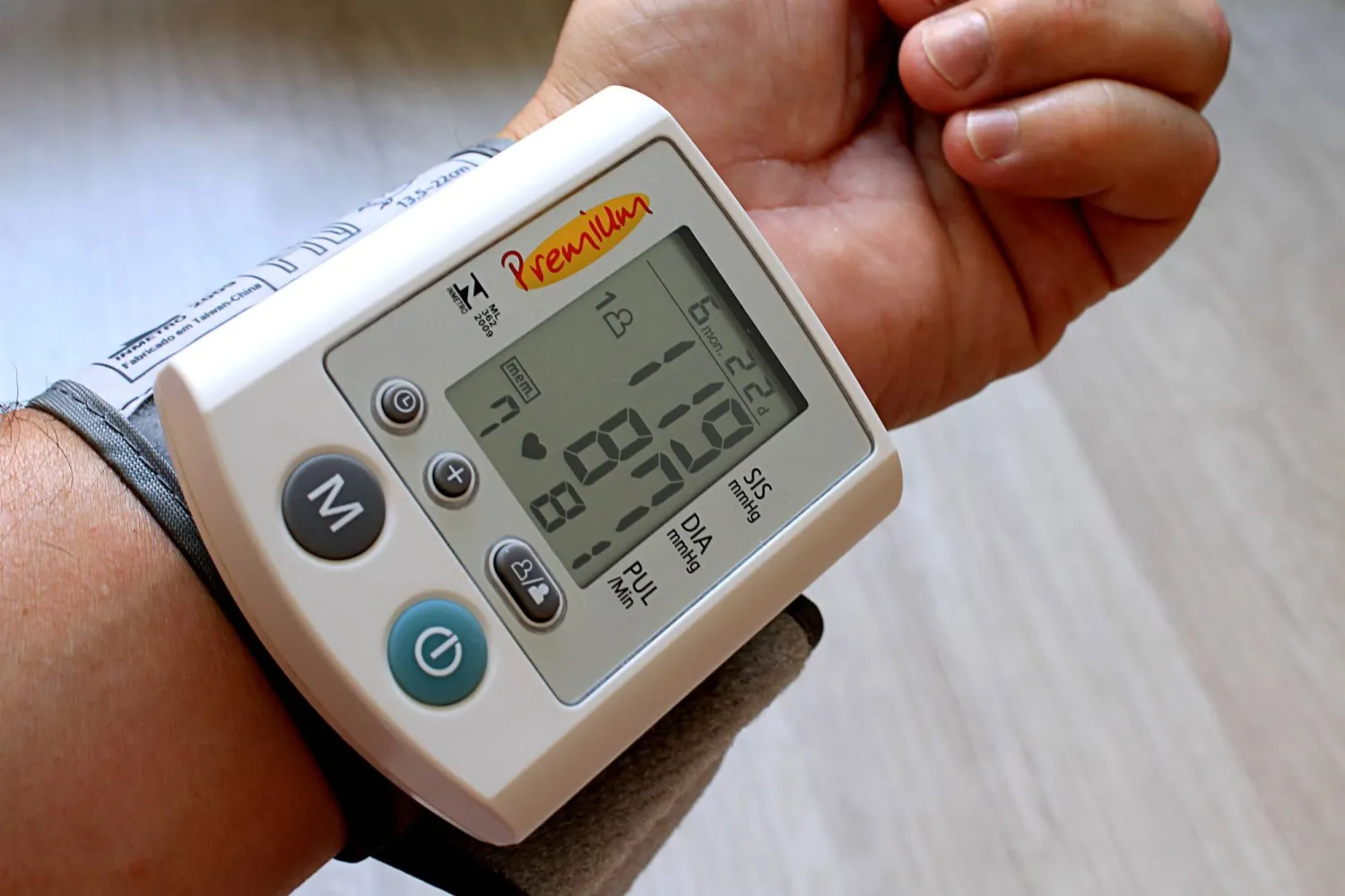 A man measures his blood pressure using a wrist device (Pixabay)