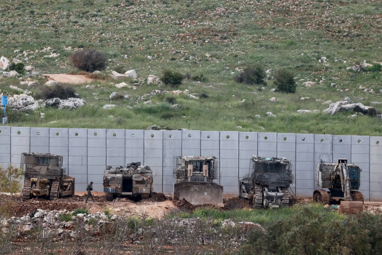 آليات عسكرية إسرائيلية على الحدود مع لبنان (رويترز)