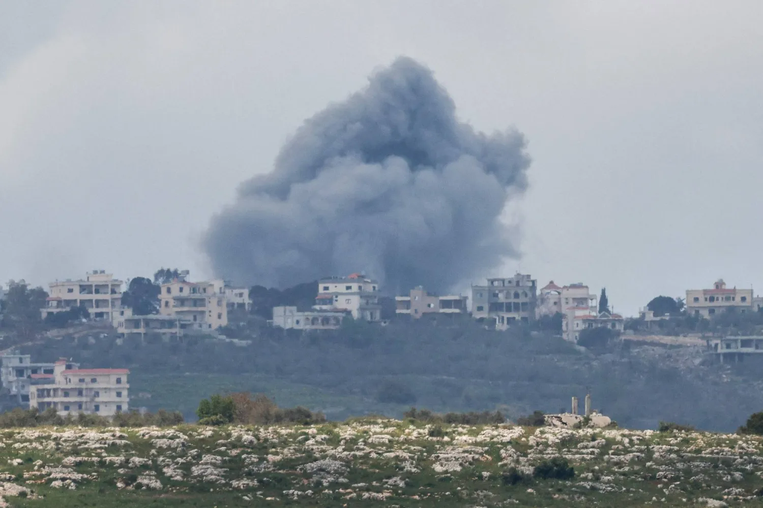 يتصاعد الدخان عقب غارات إسرائيلية في جنوب لبنان قرب الحدود مع إسرائيل (أ.ف.ب)