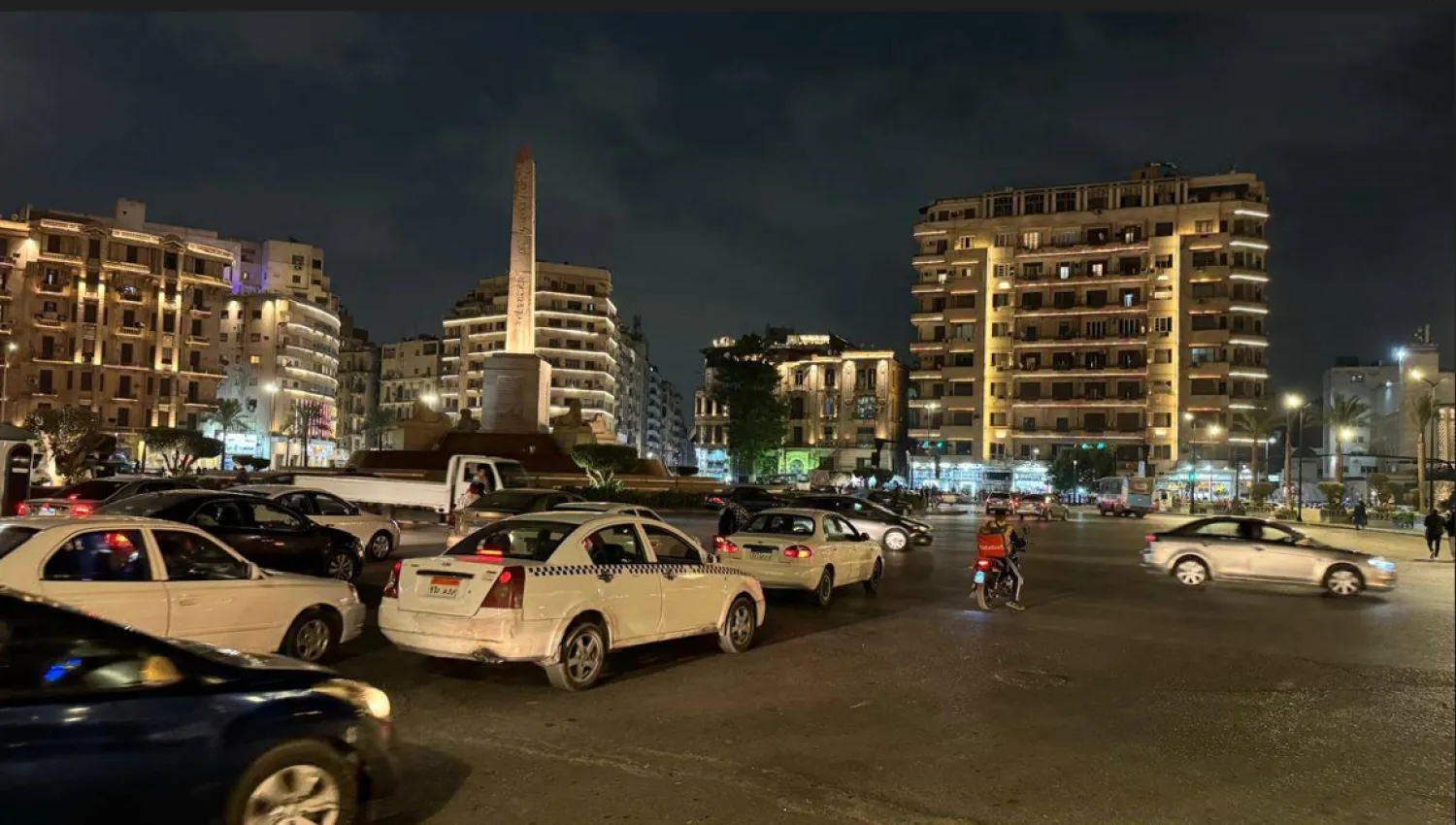 عوائد خطة «التقشف» الحكومية تفتح الجدل حول جدواها      (الشرق الأوسط)