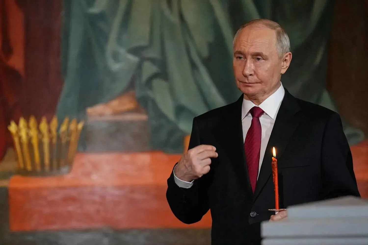 Rusya Devlet Başkanı Vladimir Putin, Moskova’daki Kurtarıcı İsa Katedrali’nde düzenlenen Ortodoks Paskalyası ayininde (AFP)