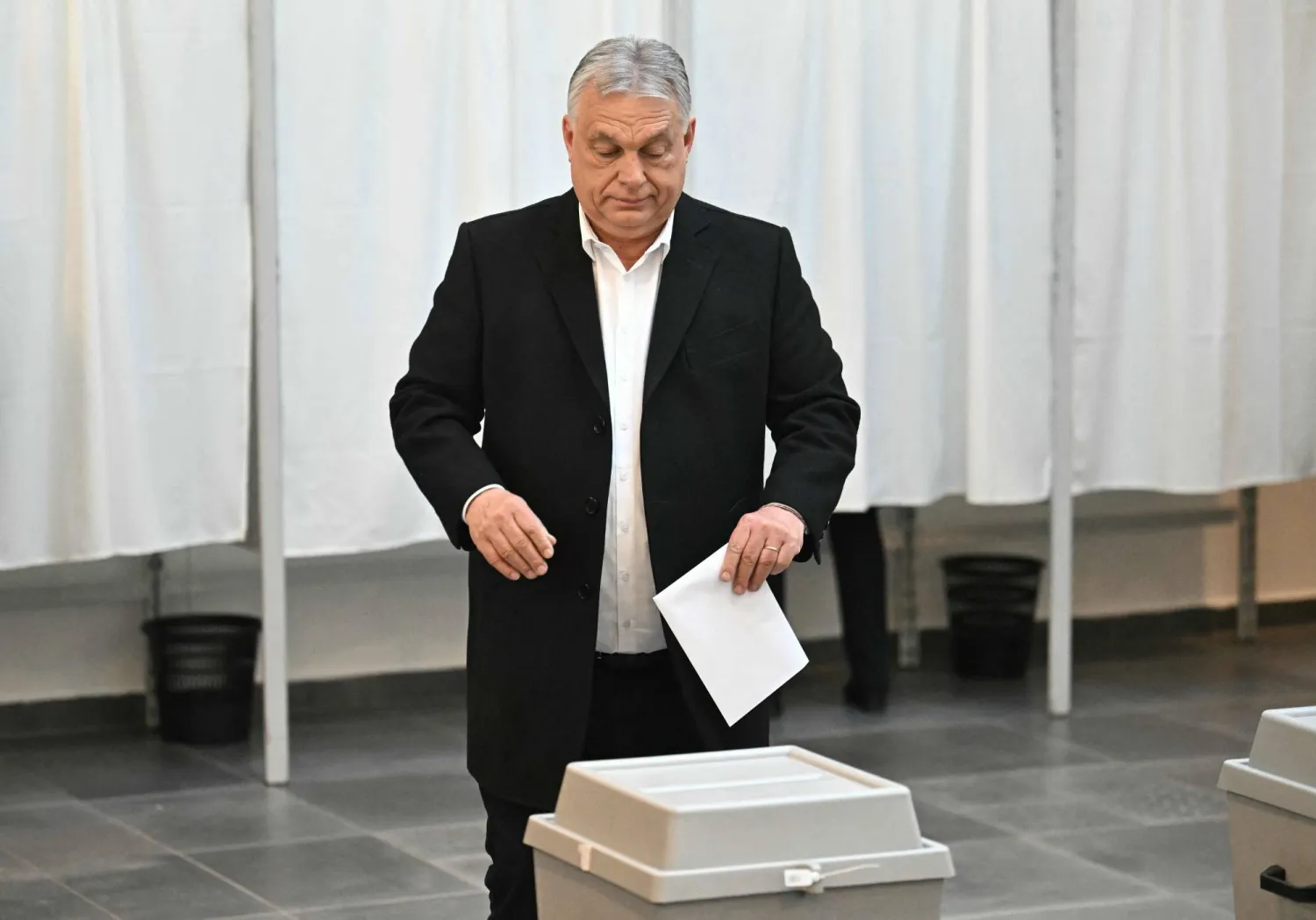 رئيس الوزراء المجري فيكتور أوربان لدى الإدلاء بصوته في بودابست الأحد (أ.ف.ب)