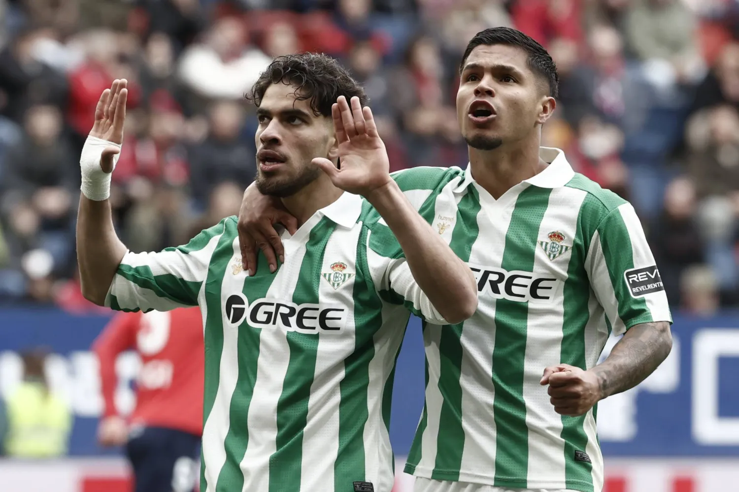 الدولي المغربي عبد الصمد الزلزولي «يسار» يحتفل بهدفه في أوساسونا (إ.ب.أ)