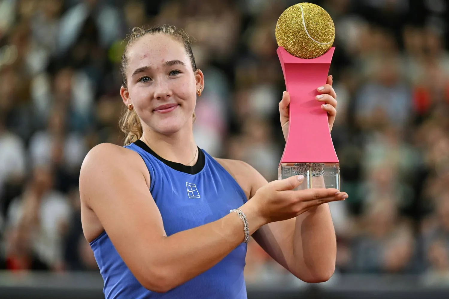 ميرا أندريفا تحتفل بلقب لينز (د.ب.أ)