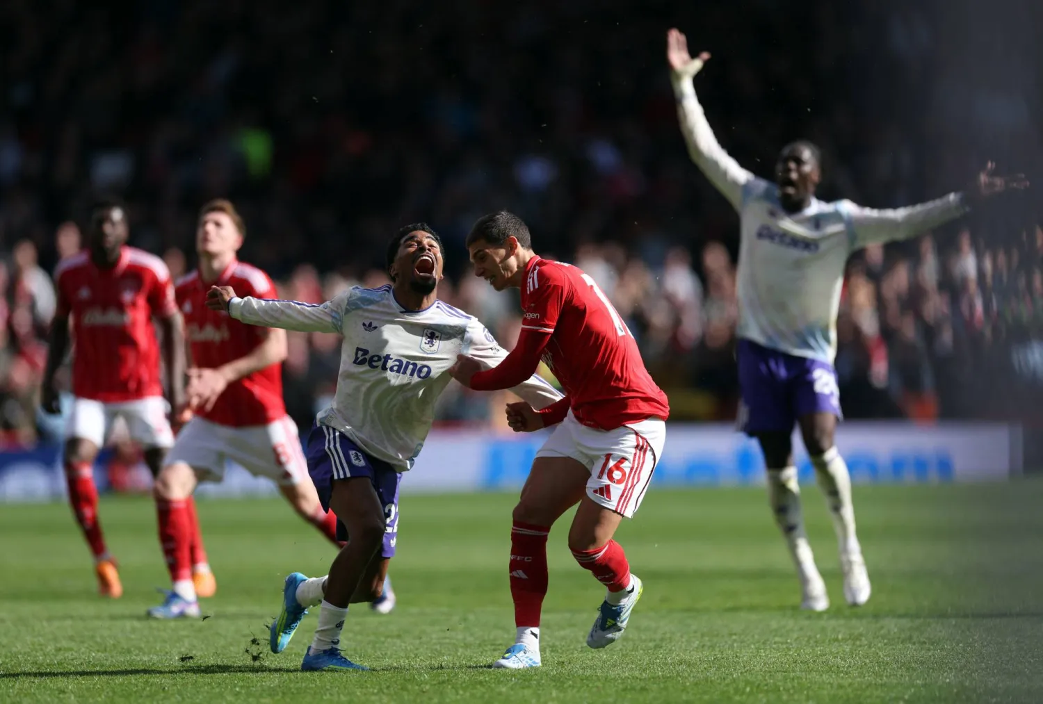 أستون فيلا اكتفى بالتعادل مع مضيّفه نوتنغهام فورست (رويترز)