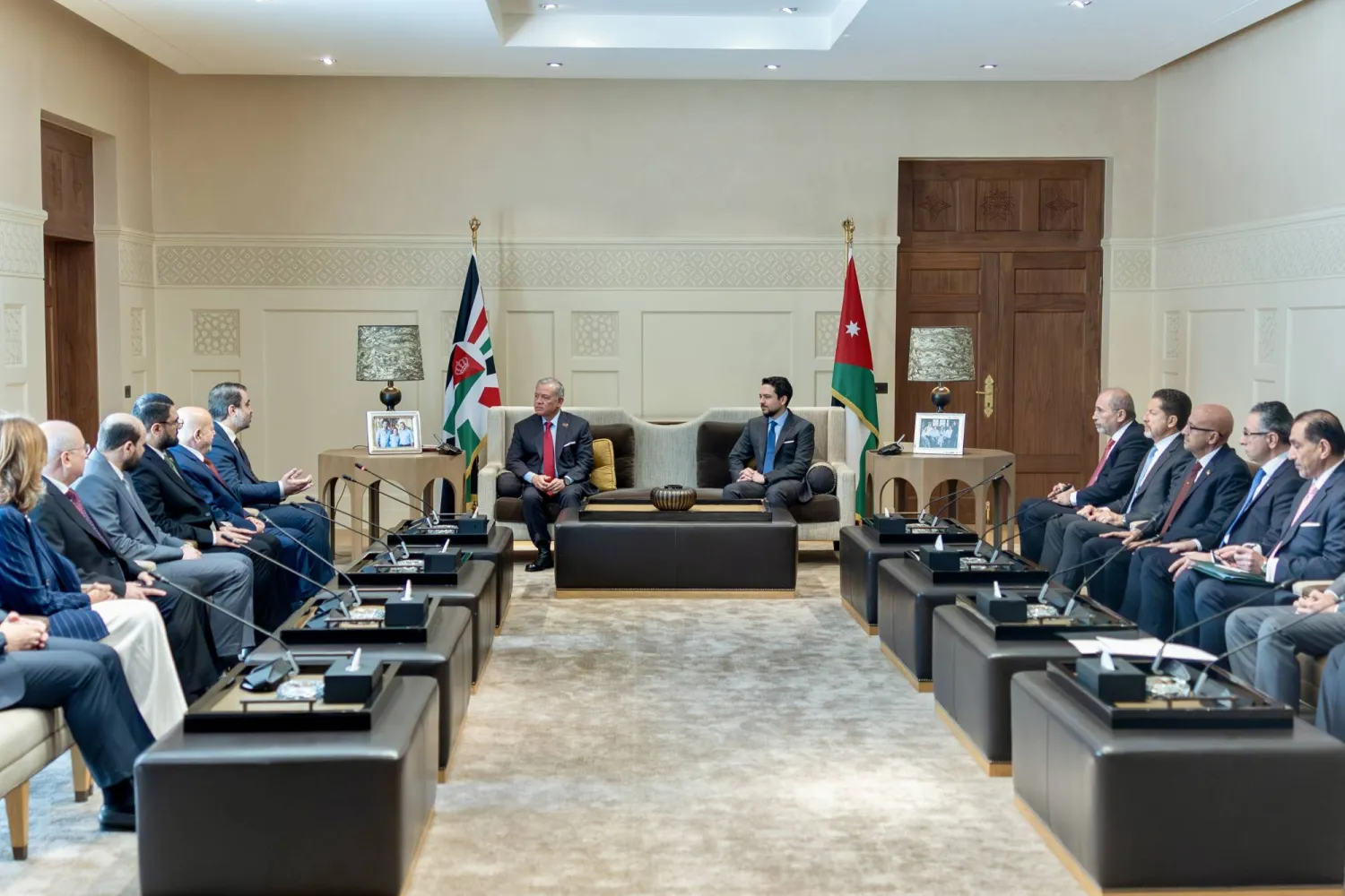 الملك عبد الله الثاني يستقبل الوفد الوزاري السوري المشارك في أعمال مجلس التنسيق الأعلى بين الأردن وسوريا بحضور الأمير الحسين بن عبد الله الثاني ولي العهد (الديوان الملكي)