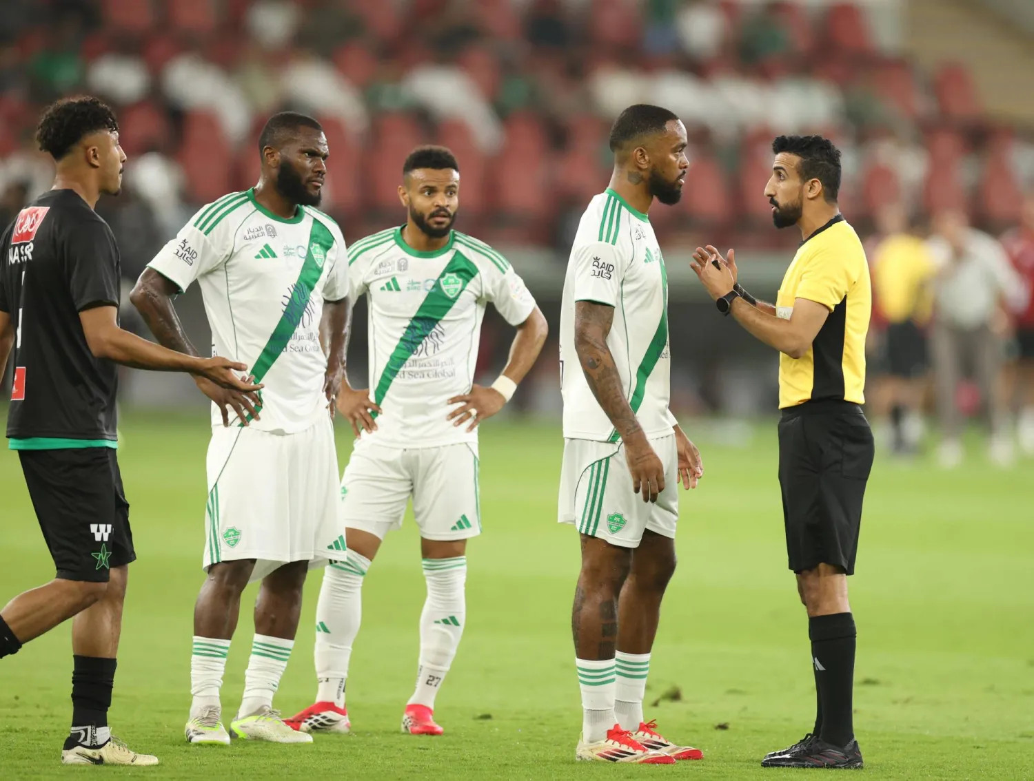 الأهلي قرر رسميا الاستعانة بحكام أجانب لإدارة مبارياته (تصوير: عدنان مهدلي)