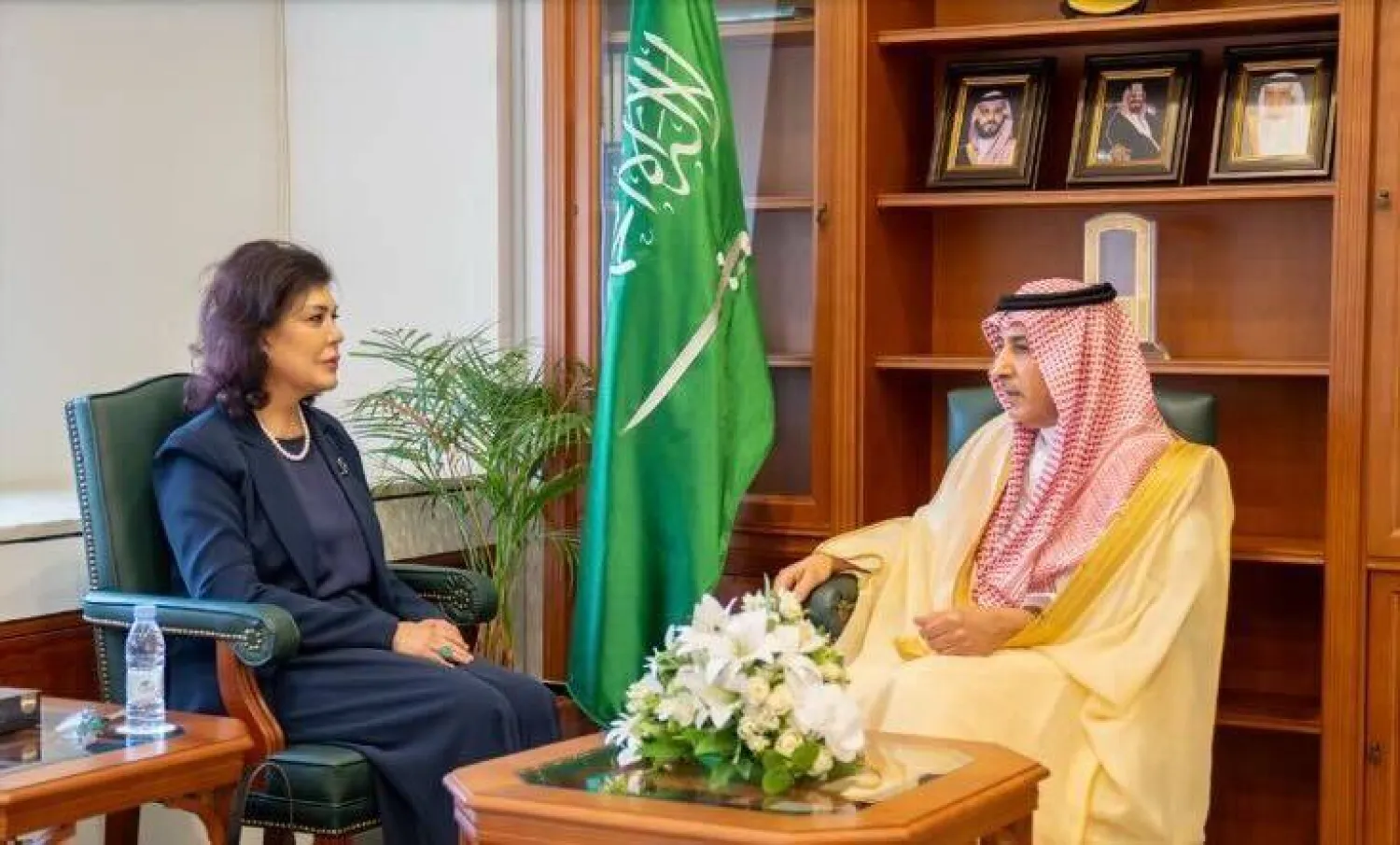 الدكتور سعود الساطي سلّم السفيرة صفية السهيل مذكرة احتجاج (الخارجية السعودية)