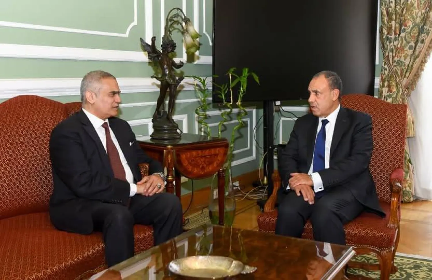 وزير الخارجية المصري خلال لقاء رئيس «اللجنة الوطنية لشؤون اللاجئين» الأحد (الخارجية المصرية)