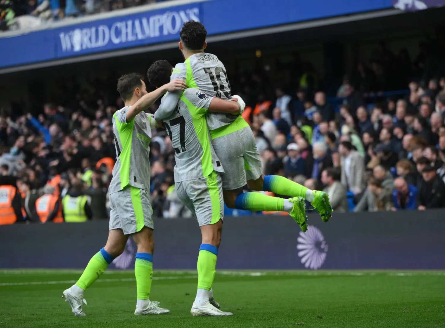 احتفالية لاعبي مان سيتي تكررت ثلاث مرات في «ستامفورد بريدج» (إ.ب.أ)