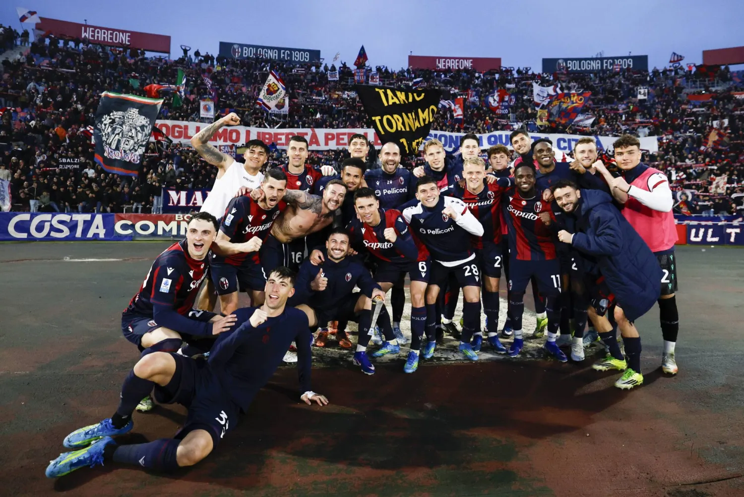 احتفالية لاعبي بولونيا بعد الفوز على ليتشي (إ.ب.أ)