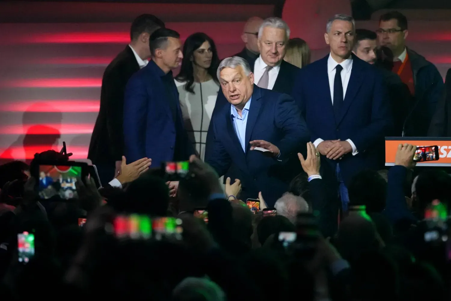 Macaristan'ın görevden ayrılan Başbakanı Viktor Orban, parlamento seçimlerinde yenilgiyi kabul ettikten sonra destekçilerine yaptığı konuşmada (AP)