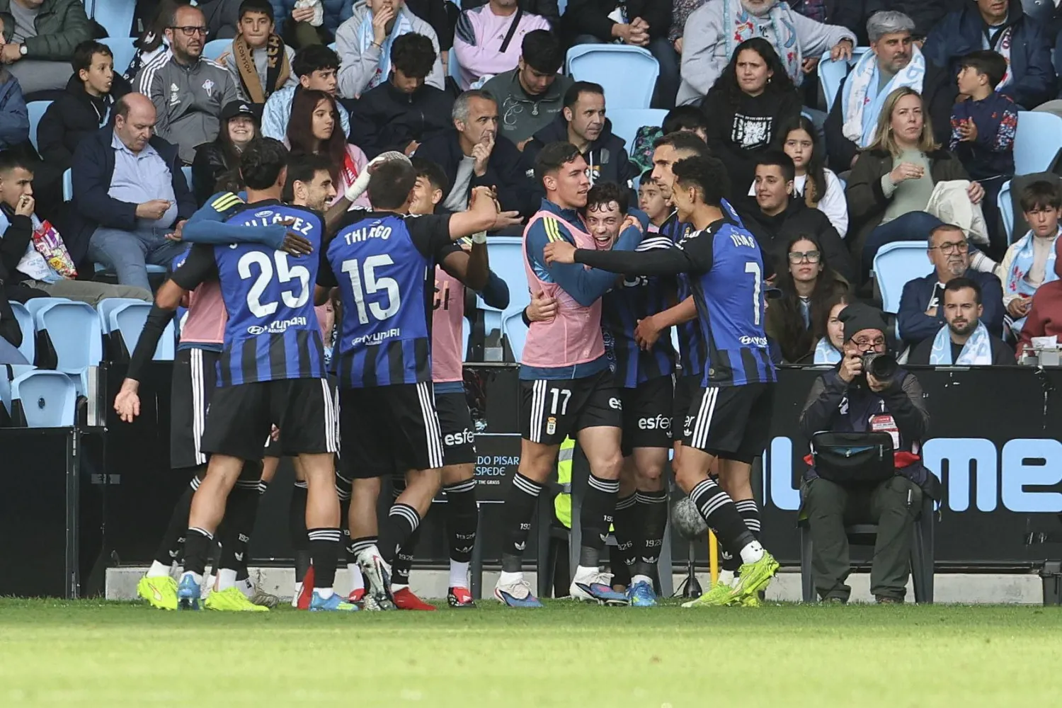 فرحة لاعبي ريال أوفييدو بالفوز على سيلتا فيغو (إ.ب.أ)