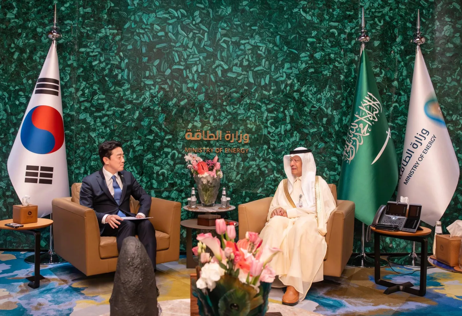 وزير الطاقة السعودي ملتقياً رئيس المكتب الرئاسي في كوريا الجنوبية (وزارة الطاقة)