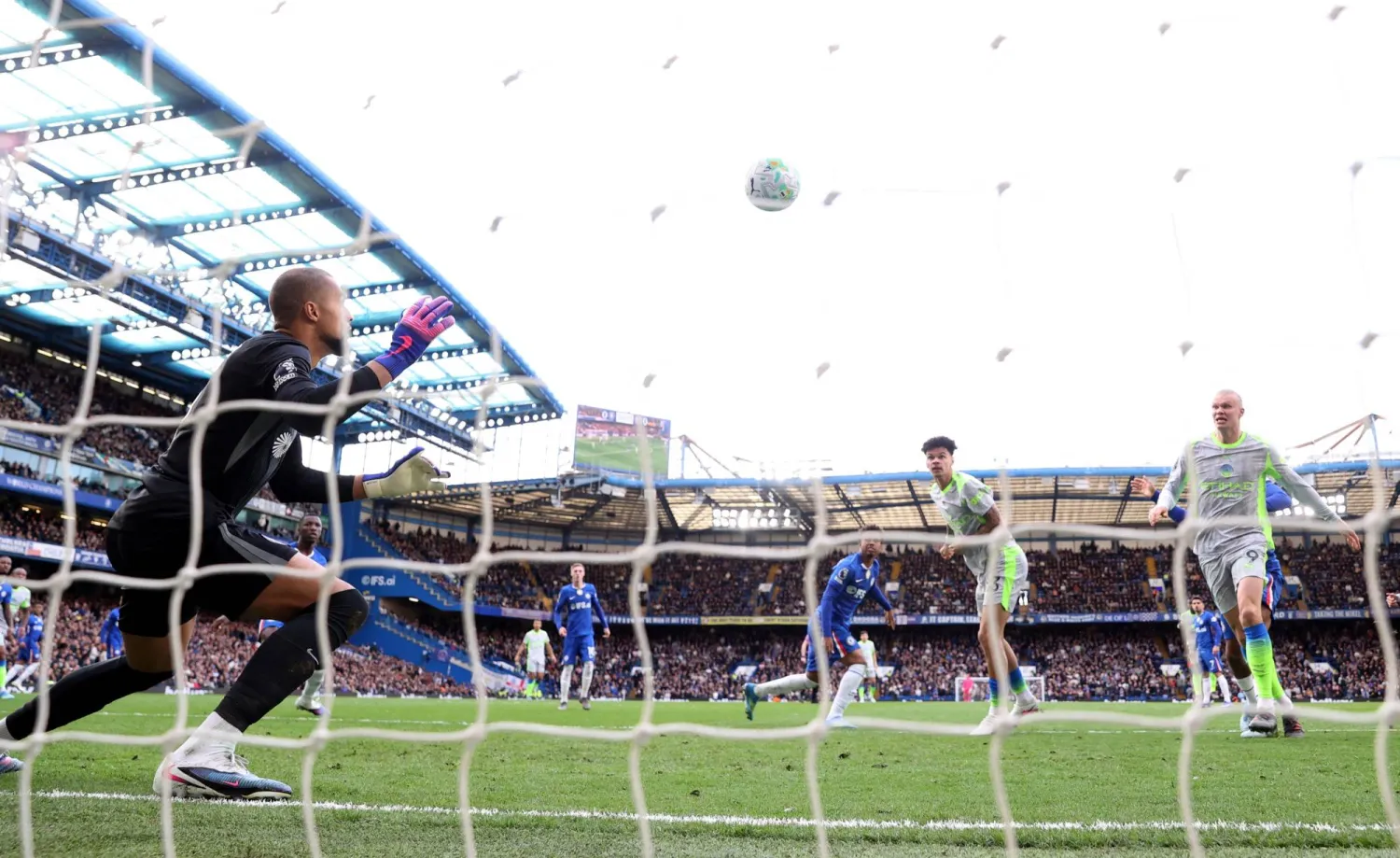 نيكو أوريلي لاعب سيتي (في المنتصف) يفتتح ثلاثية فريقه في مرمى سيتي بضربة رأسية (رويترز)