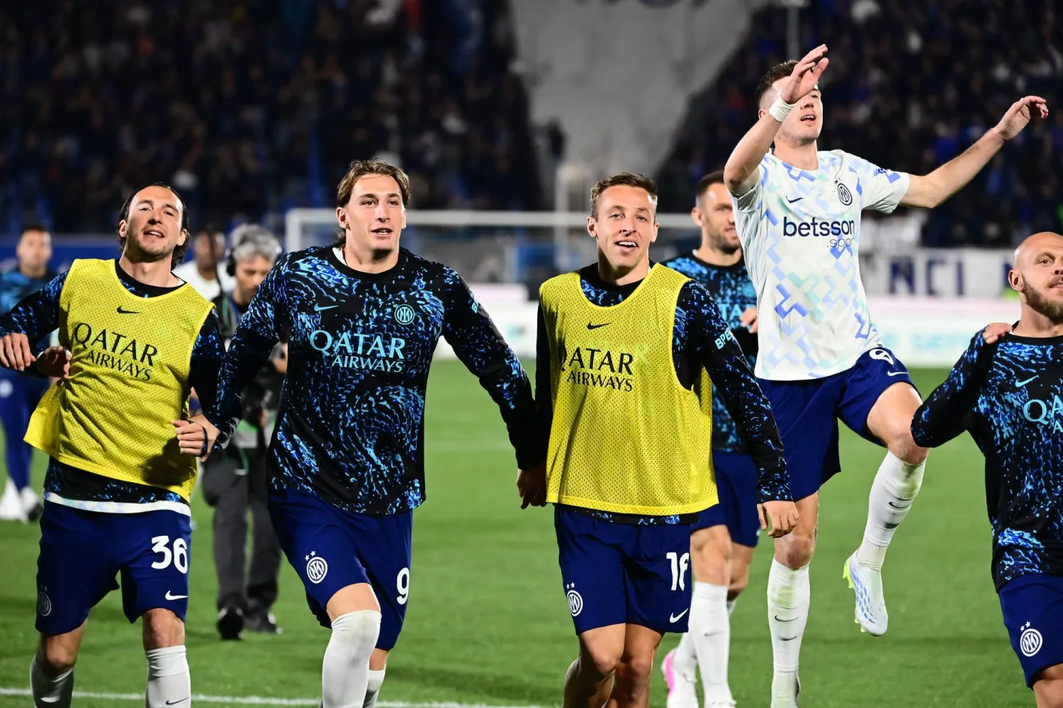 لاعبو إنتر ميلان يحتفلون مع جماهيرهم الزائرة بالفوز في كومو (أ.ف.ب)