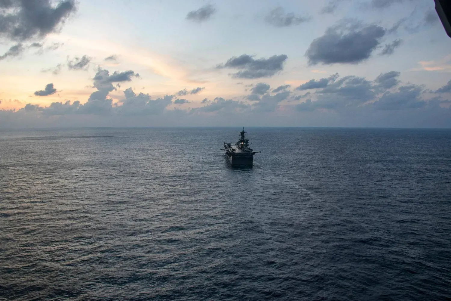 ABD'ye ait "Tripoli" çıkarma gemisi Arap Denizi'nde seyrediyor (CENTCOM)