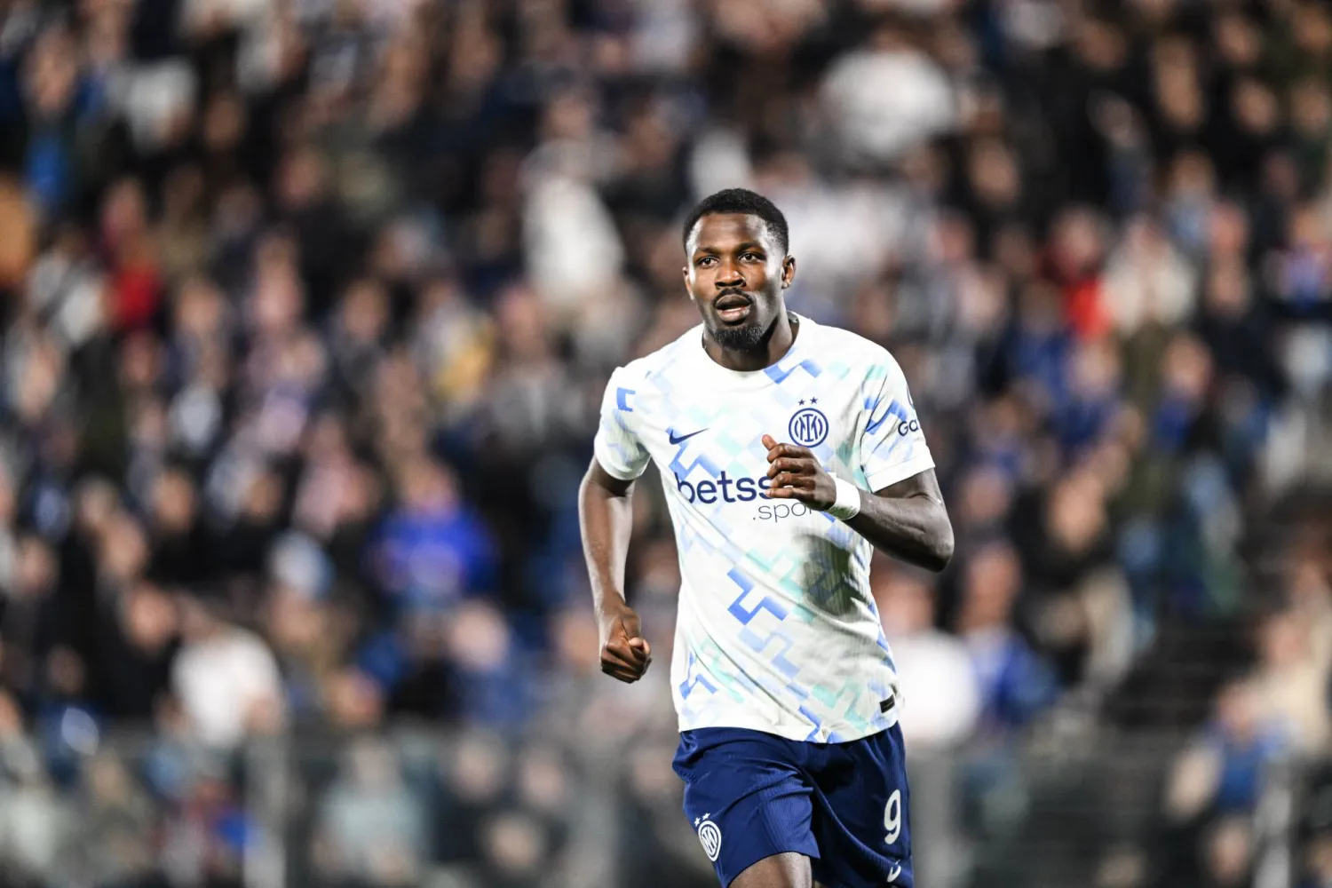 تورام محتفلا بهدفه في كومو (د.ب.أ)