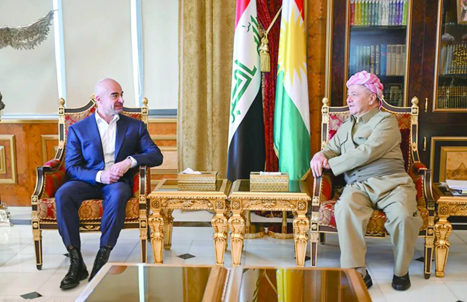 رئيس «الديمقراطي الكردستاني» مسعود بارزاني مستقبِلاً رئيس «الاتحاد الوطني» بافل طالباني (أرشيفية- روداو)