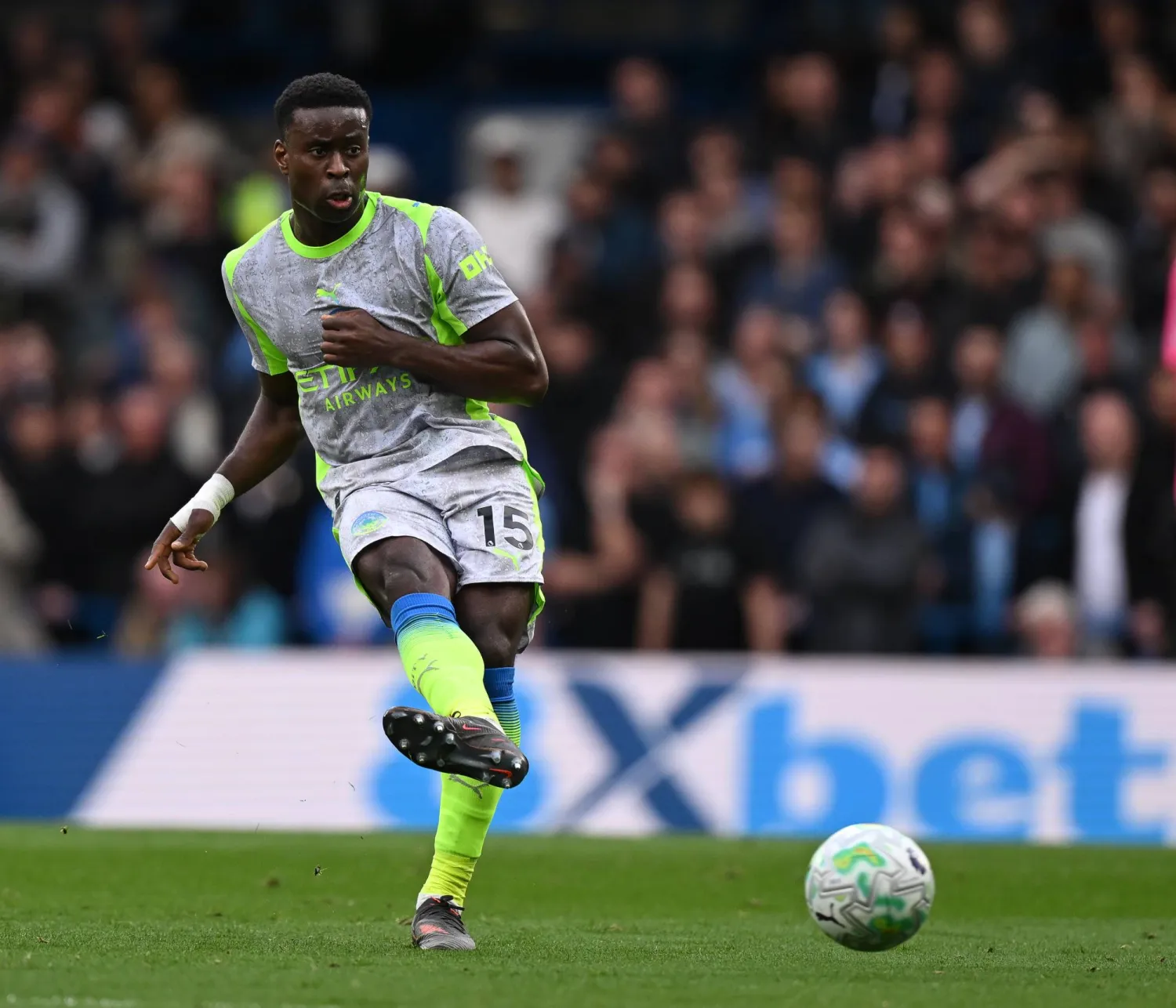 جيهي يمرر الكرة خلال المباراة (إ.ب.أ)