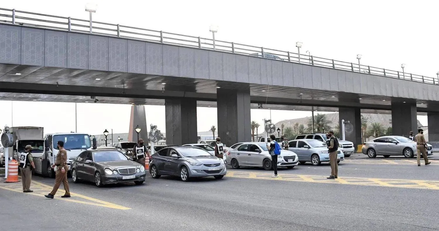 Police return violators and vehicles at security checkpoints leading to Makkah. (SPA) 
