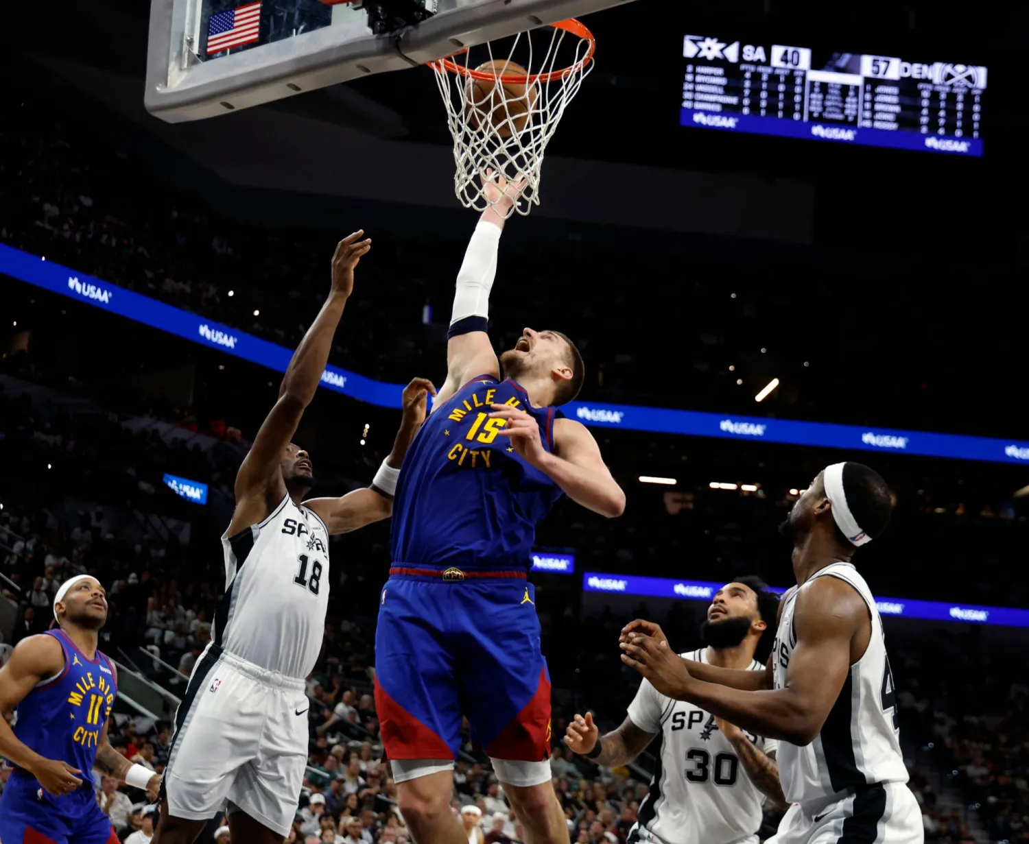 الصربي نيكولا يوكيتش قاد فريقه دنفر ناغتس إلى الفوز على سان أنتونيو سبيرز (أ.ف.ب)