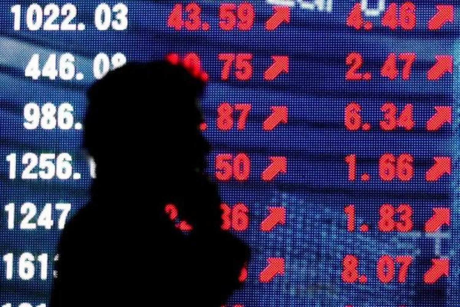 صورة تظهر مؤشرات أسهم متراجعة (رويترز)