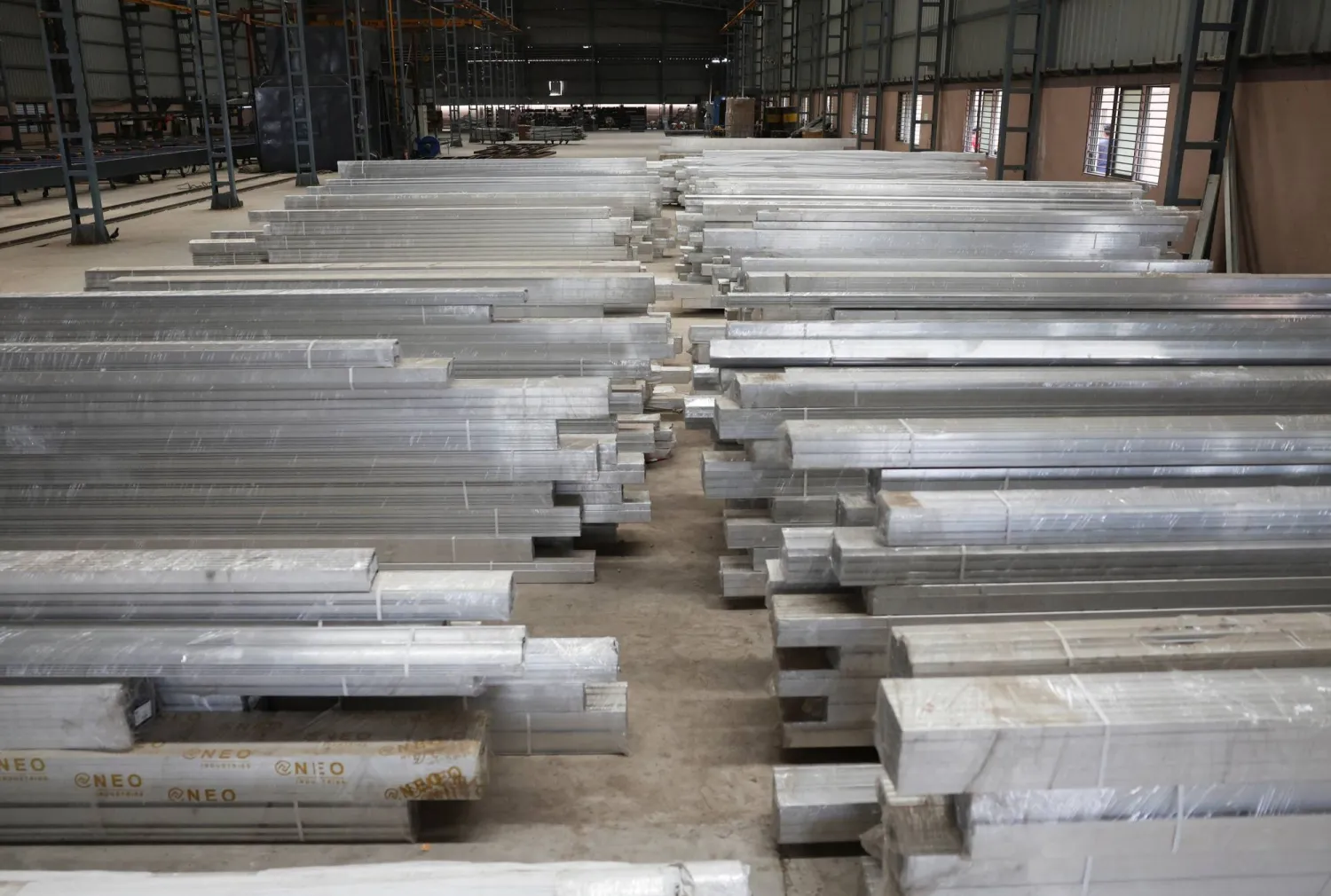 مخزونات شرائح ألمنيوم داخل مصنع مغلق في داهيجام بالهند (رويترز)