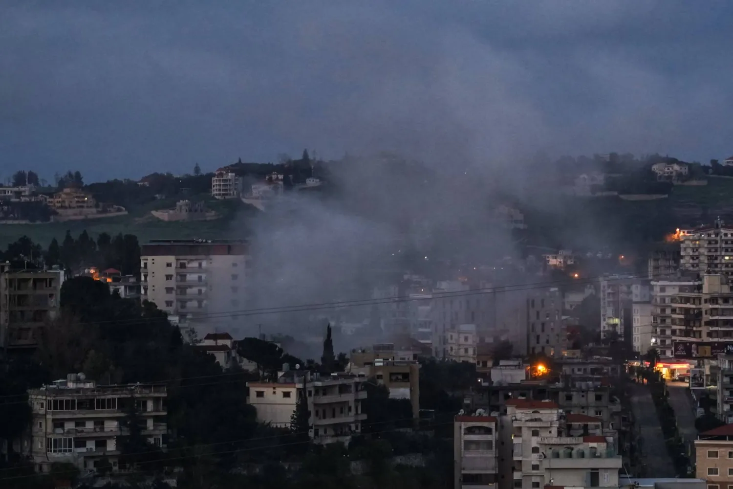 دخان يتصاعد من موقع القصف الإسرائيلي على مدينة النبطية في جنوب لبنان أمس (أ.ف.ب)