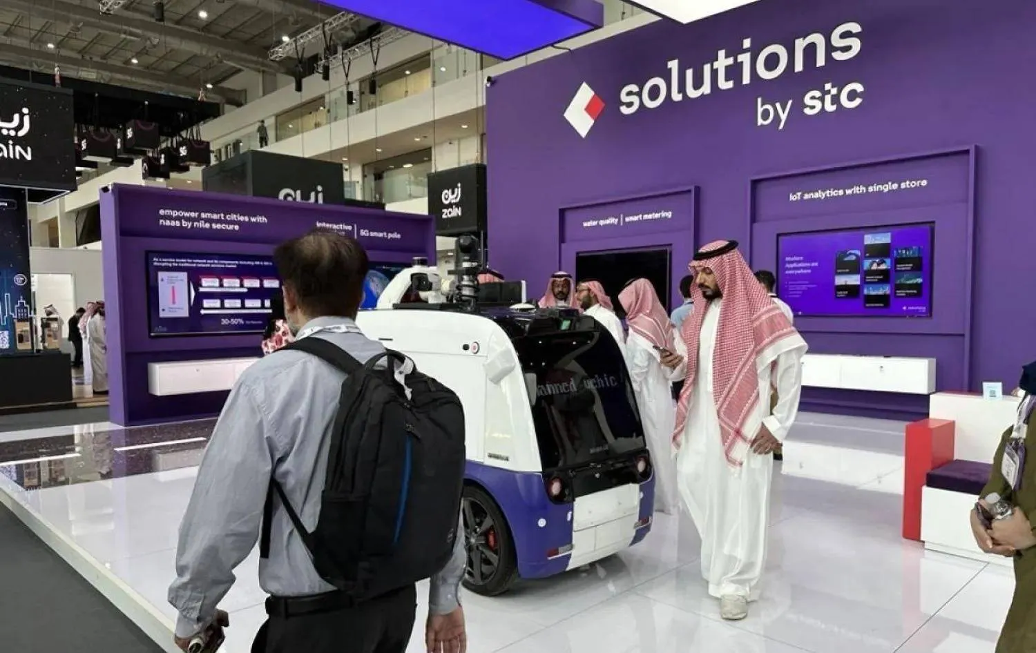 جناح شركة «سلوشنز» في معرض «سيتي سكيب غلوبال» بالرياض (الشرق الأوسط)