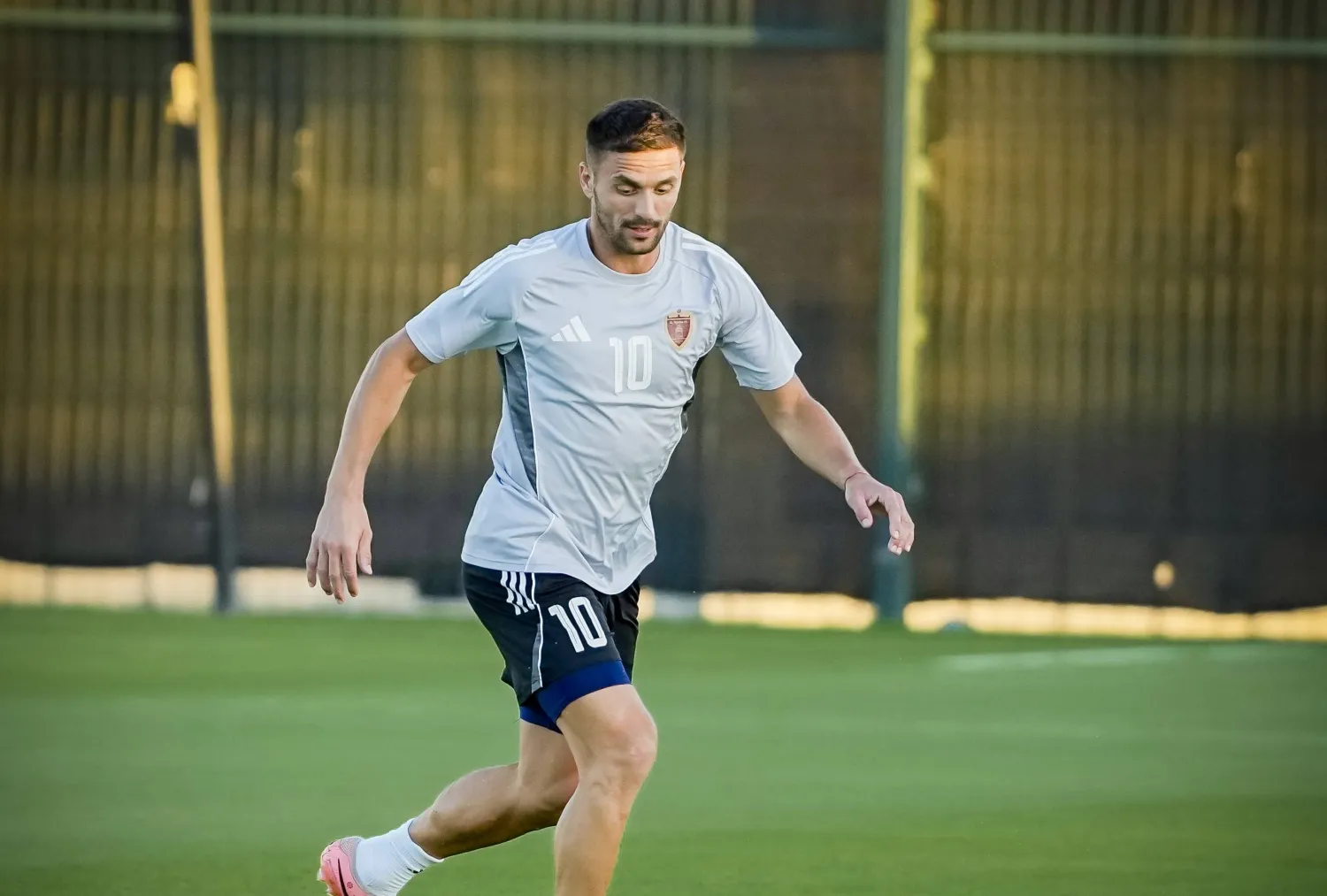 الصربي دوشان تاديتش لاعب فريق الوحدة الإماراتي (نادي الوحدة الإماراتي)